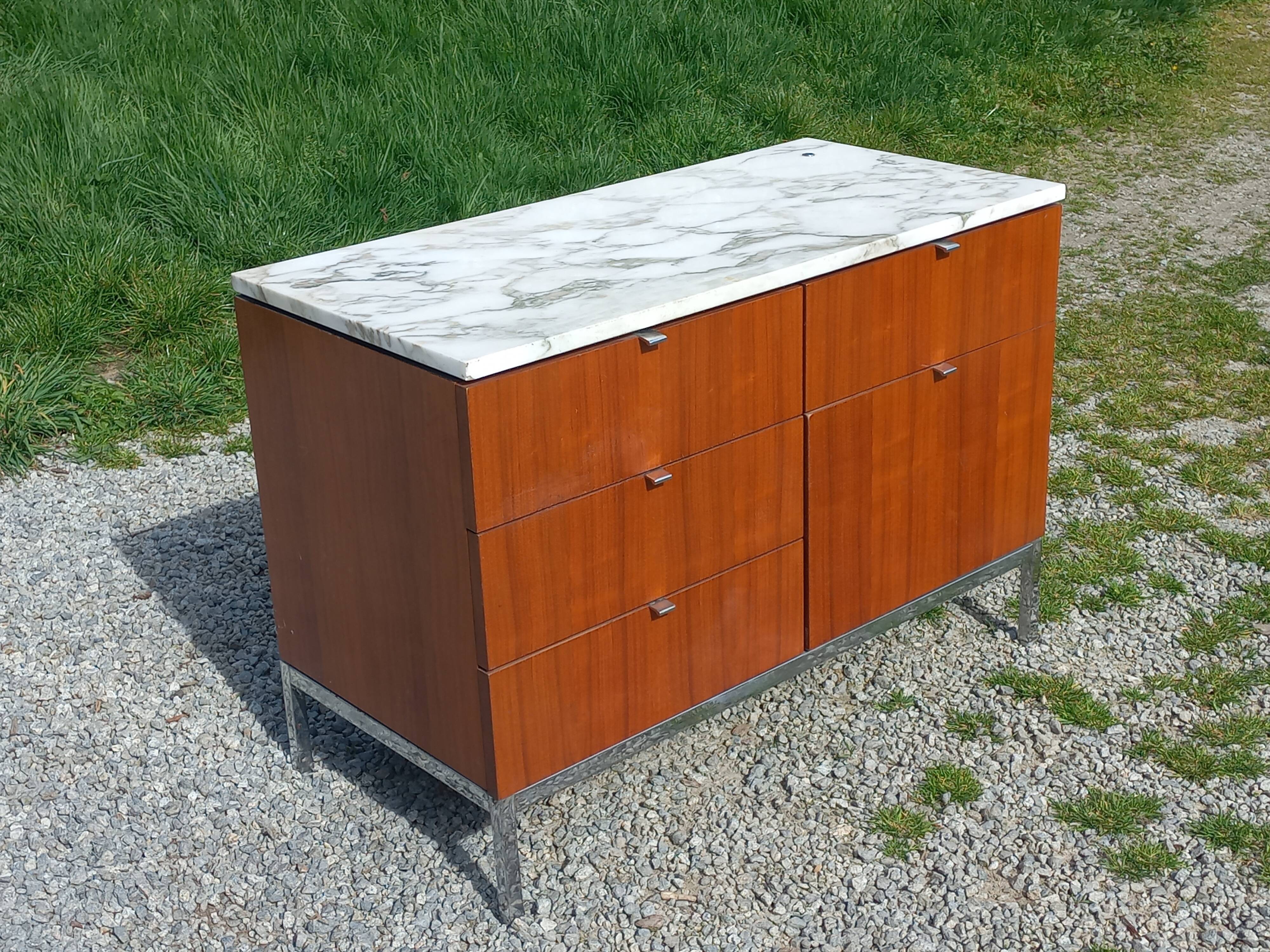 Florence Knoll buffet in wood and marble with chrome legs from the 1970s.