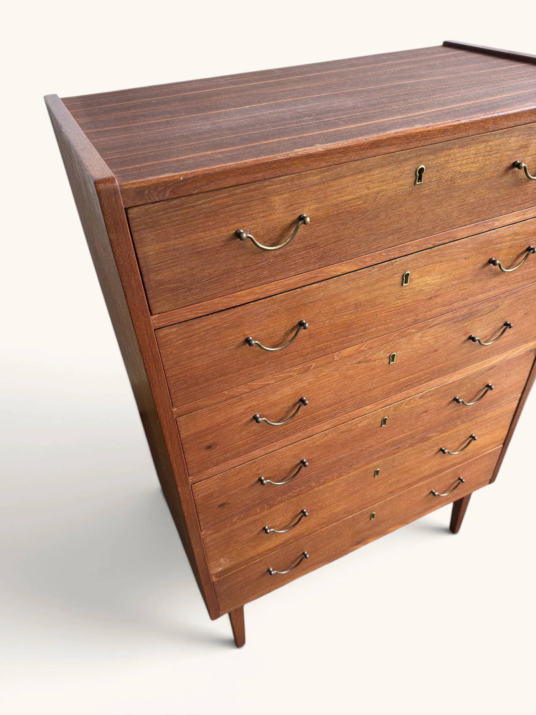 Chiffonnier danois vintage « tallboy » en placage teck
