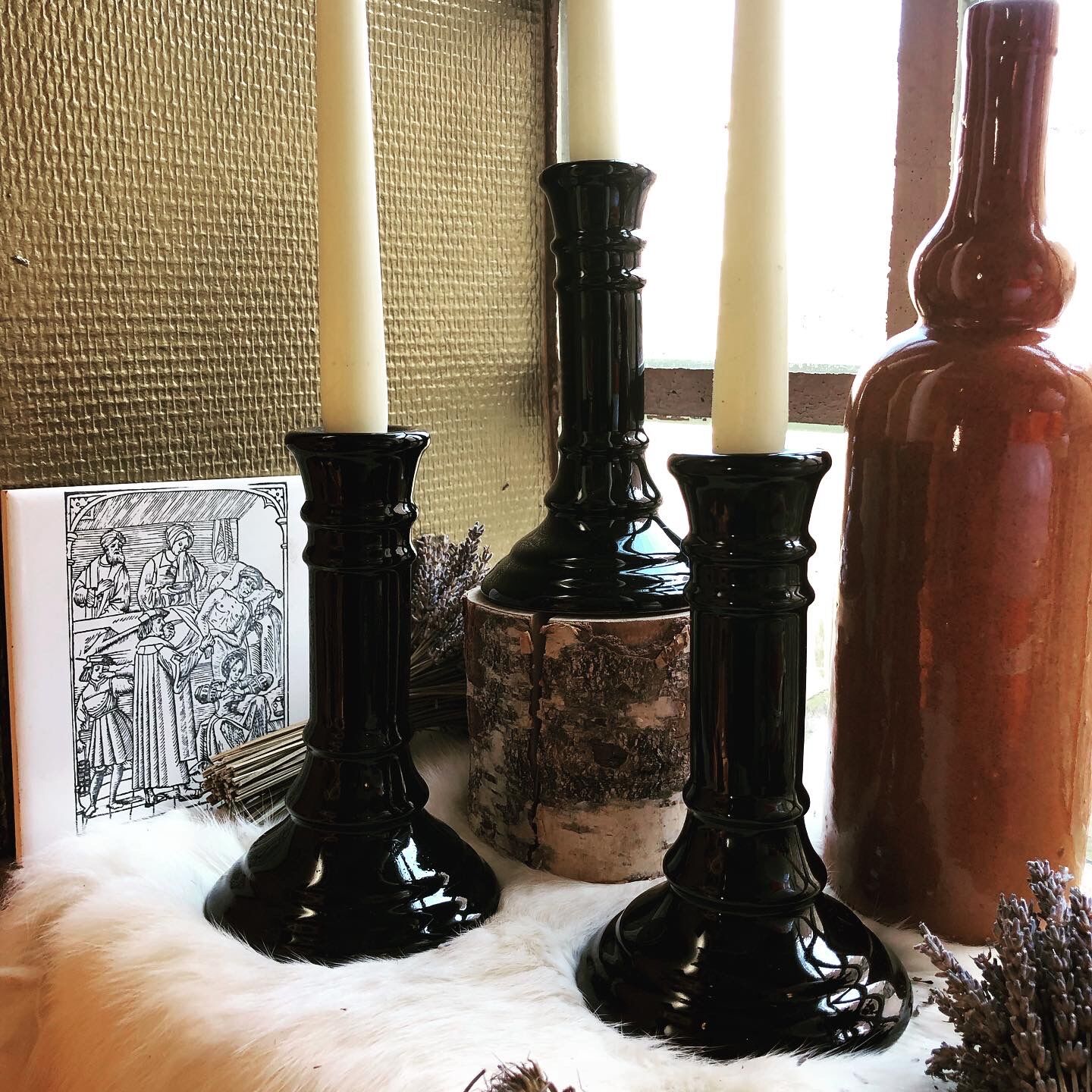 Trio de bougeoirs en porcelaine noire