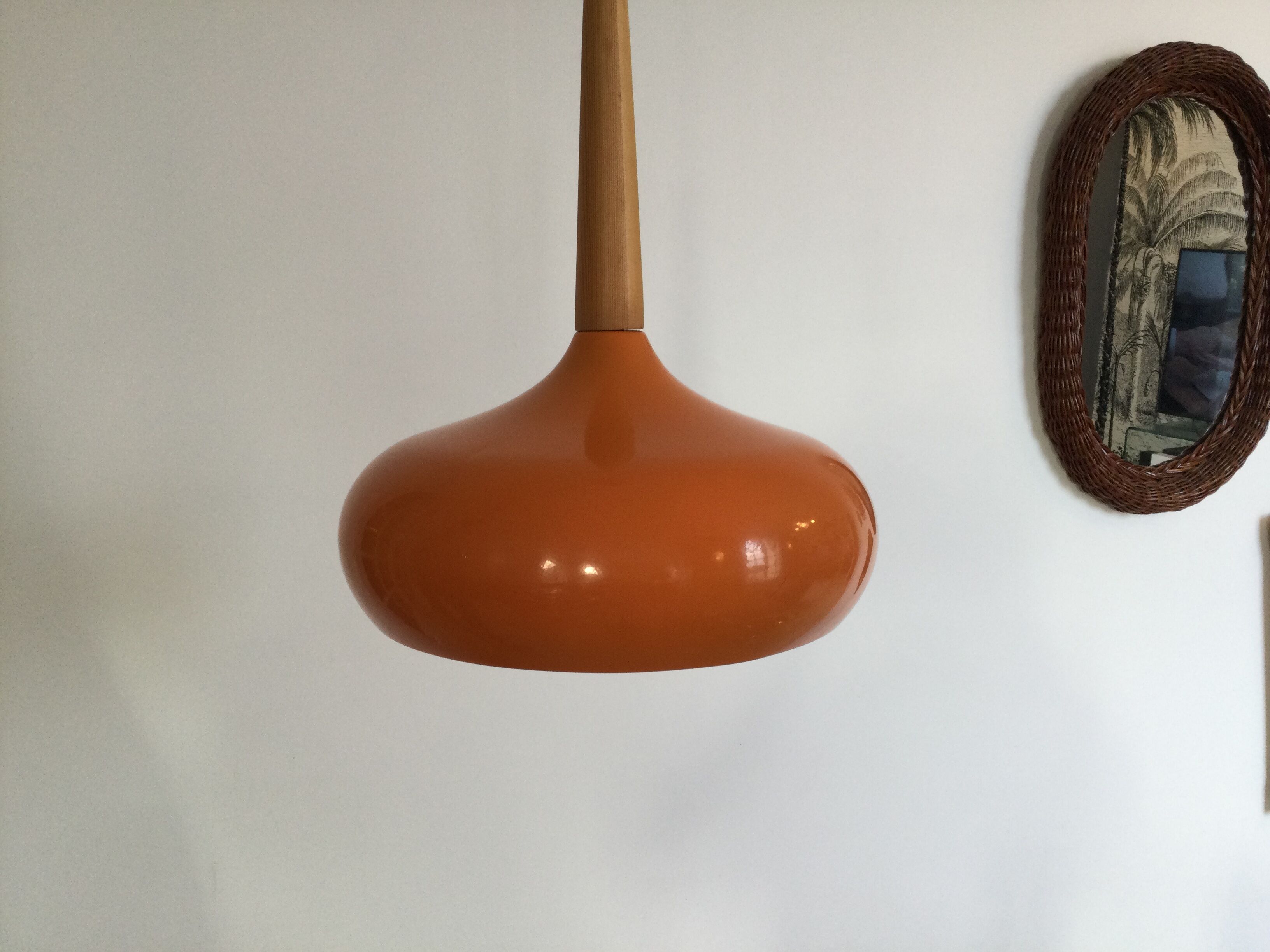 Suspension orange en métal années 70