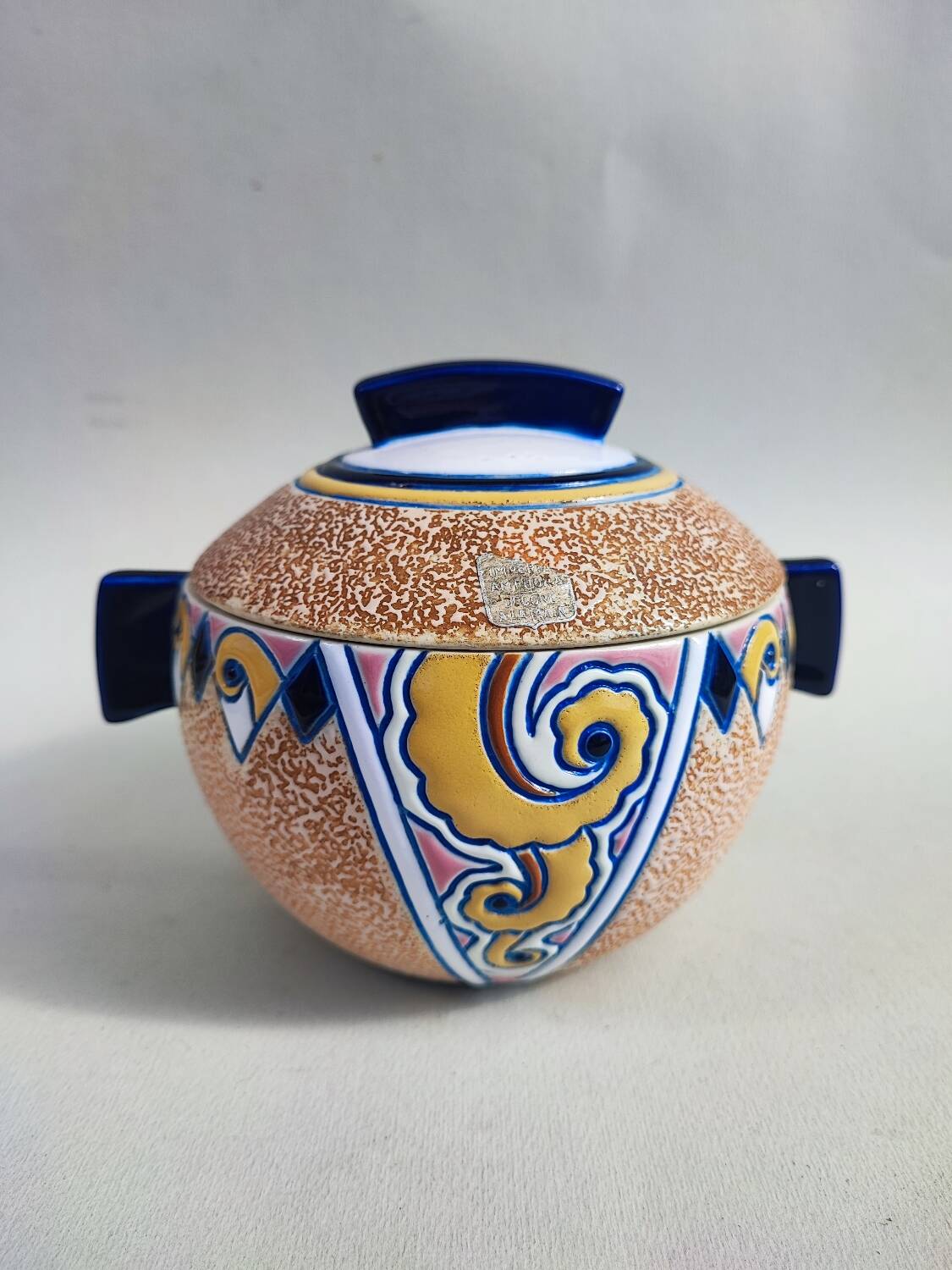 Pot amphore en porcelaine et son couvercle