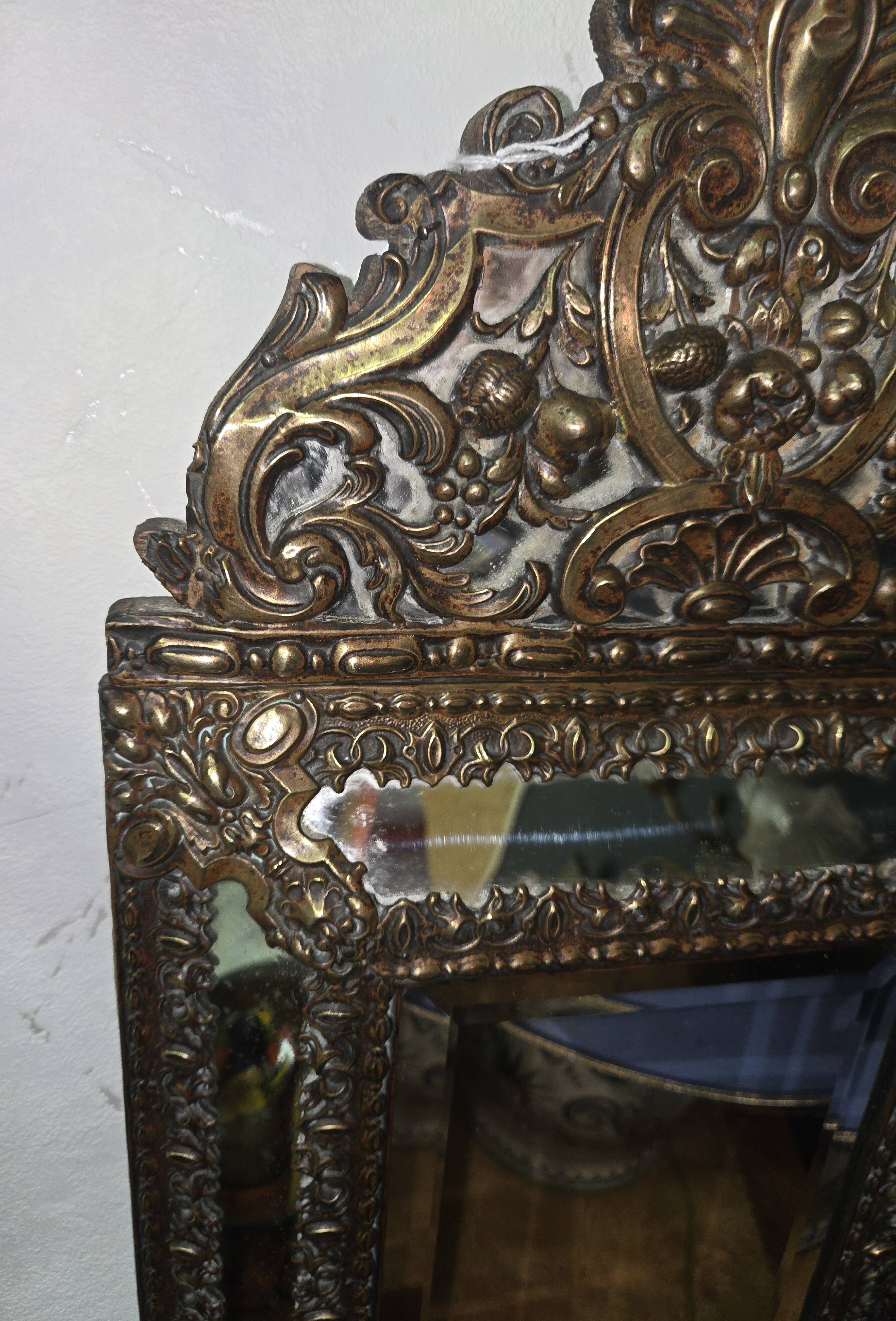 Miroir ancien en cuivre repoussé doré – époque Napoléon III