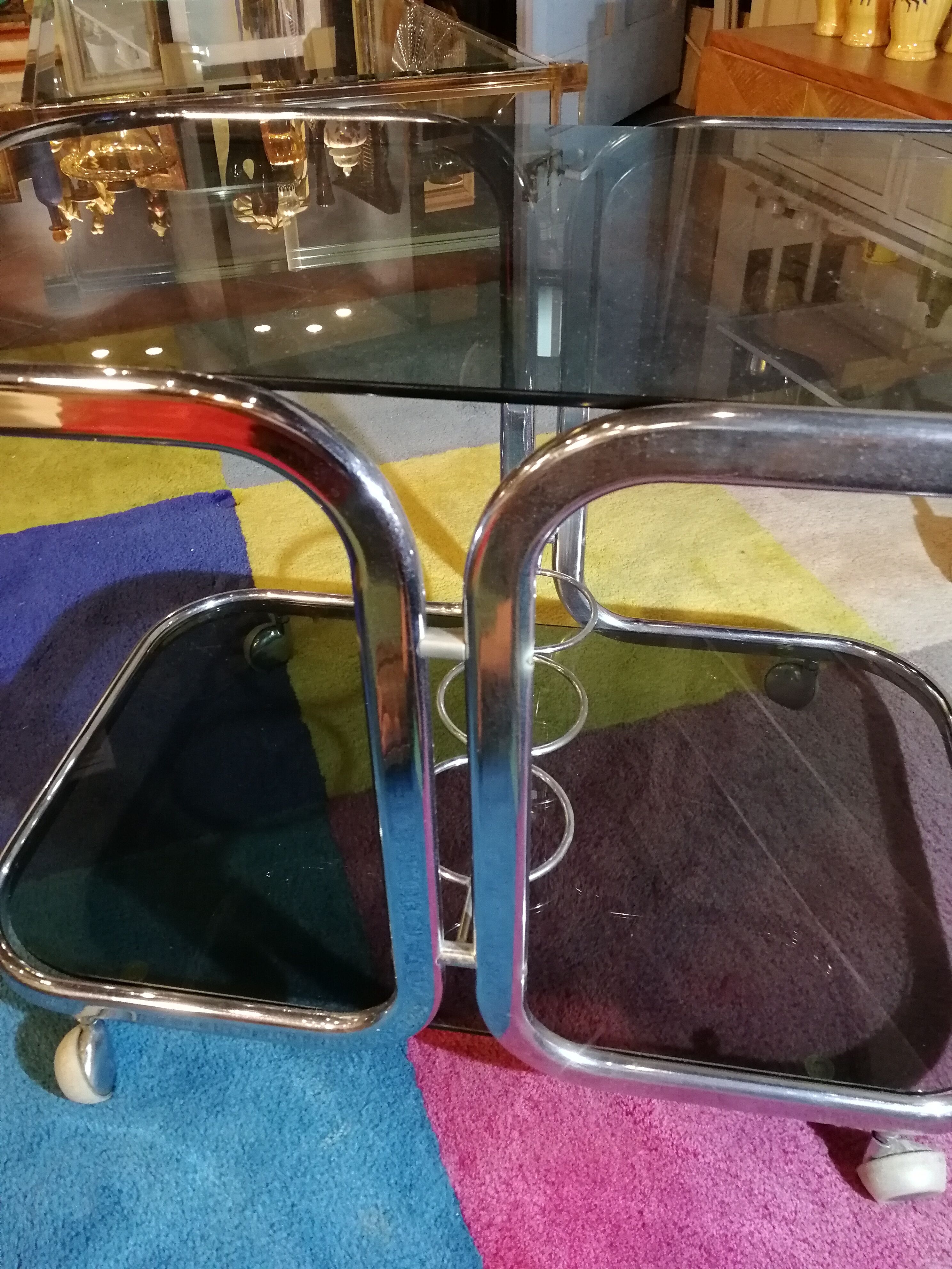 Table basse desserte chromé et verre fumé avec support à bouteille