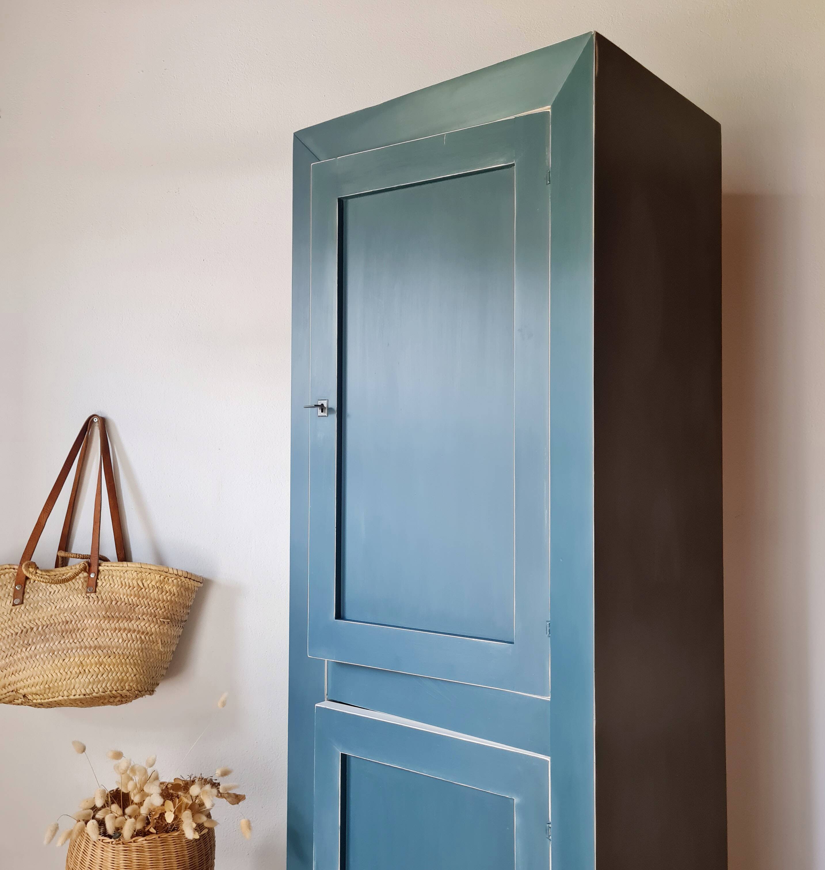Armoire type parisienne haute étroite – Bleu Paon & Intérieur crème