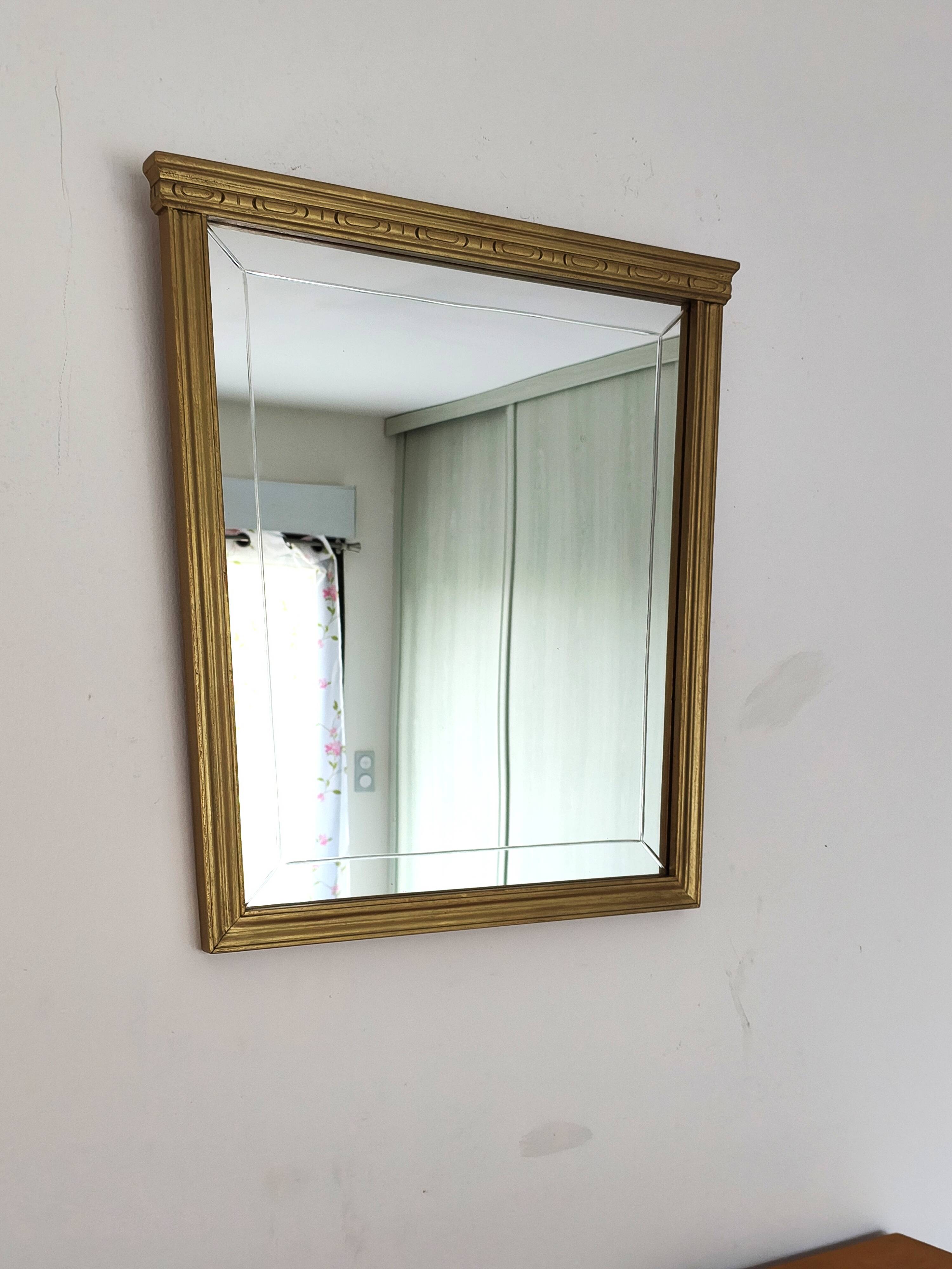 Miroir en bois doré, de forme organique avec une glace biseauté