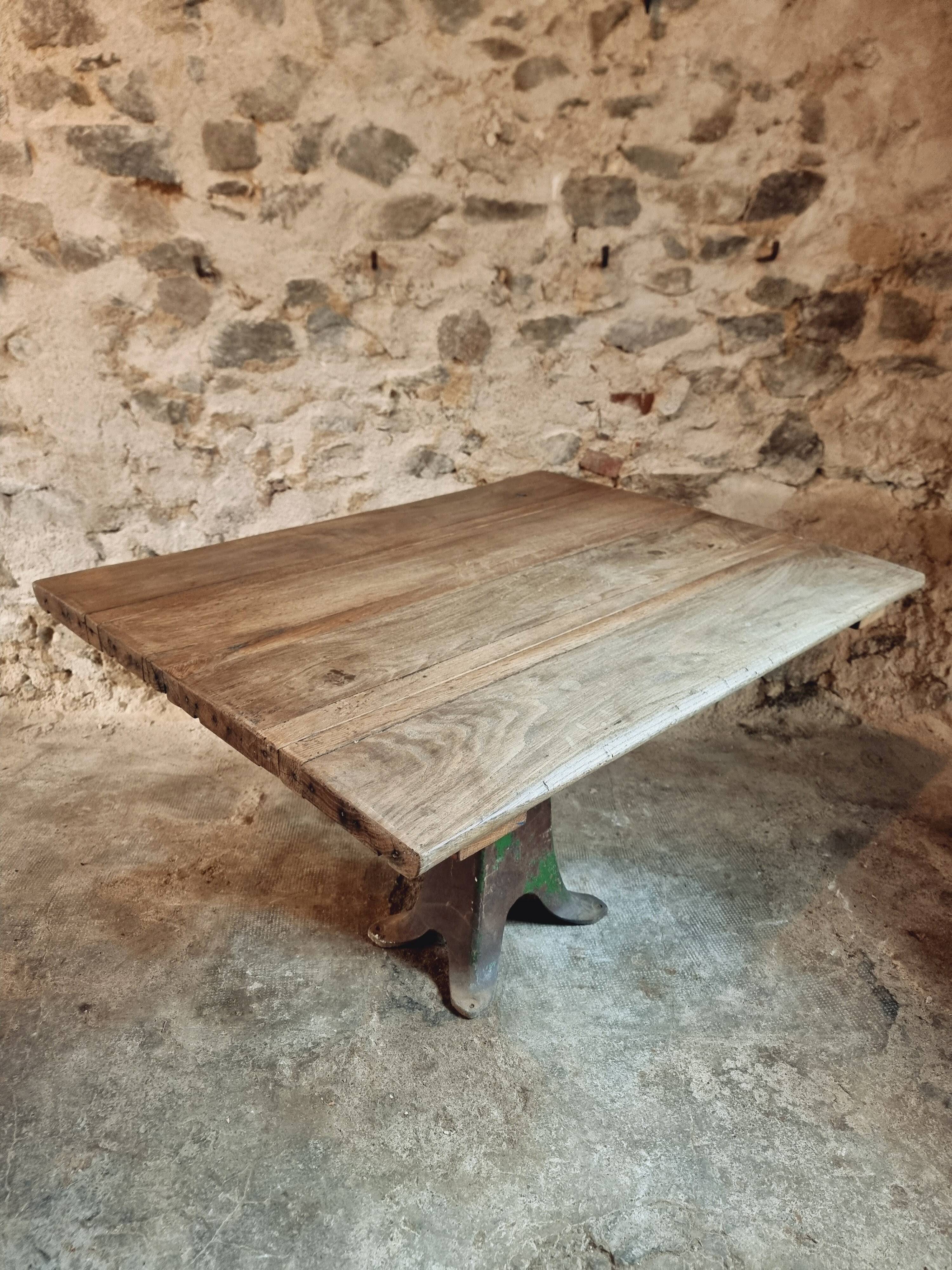 Table ancienne en chêne massif sur piètement en fonte – France, XVIIIe sièc