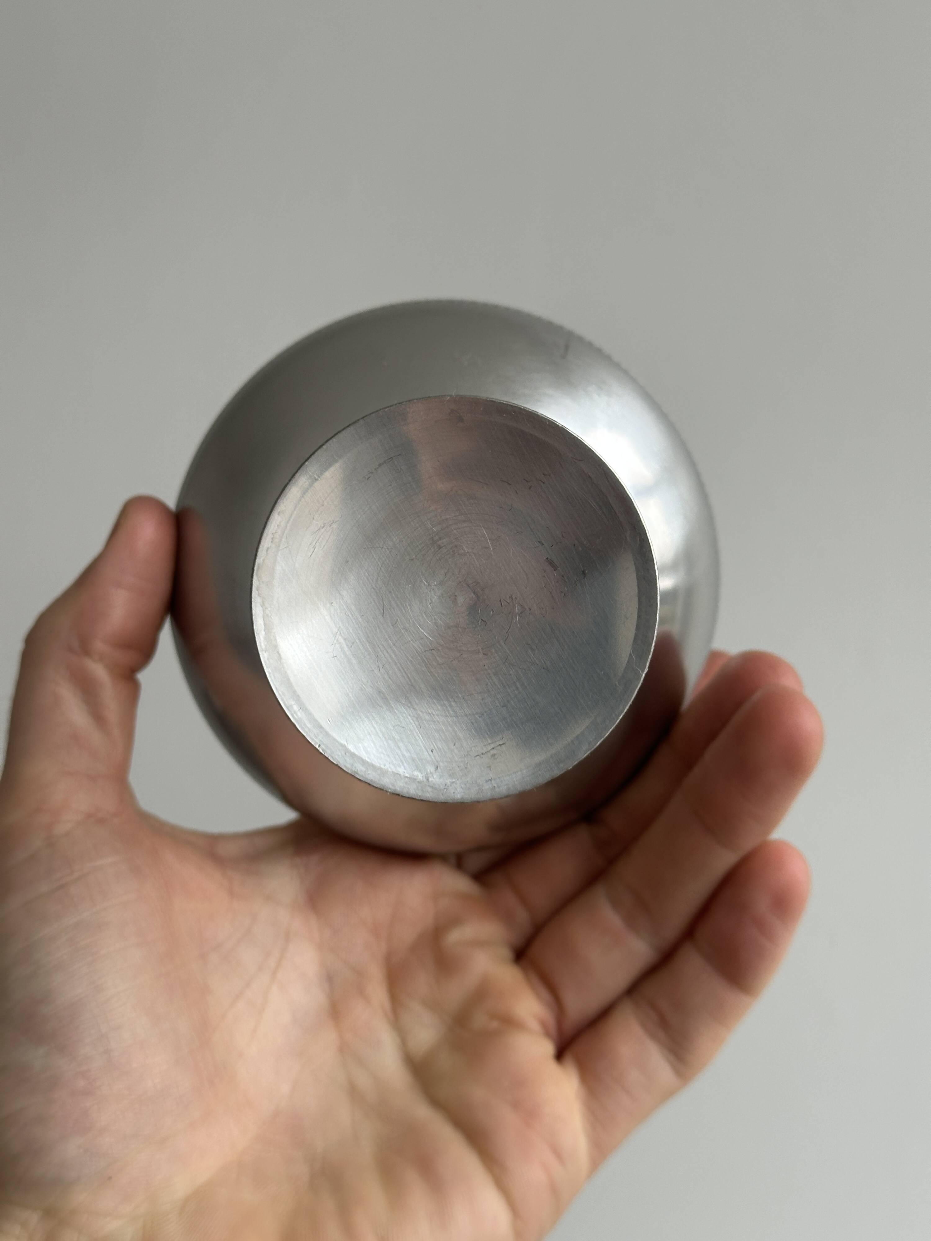 Set of 6 metal footed bowls in shiny finish.