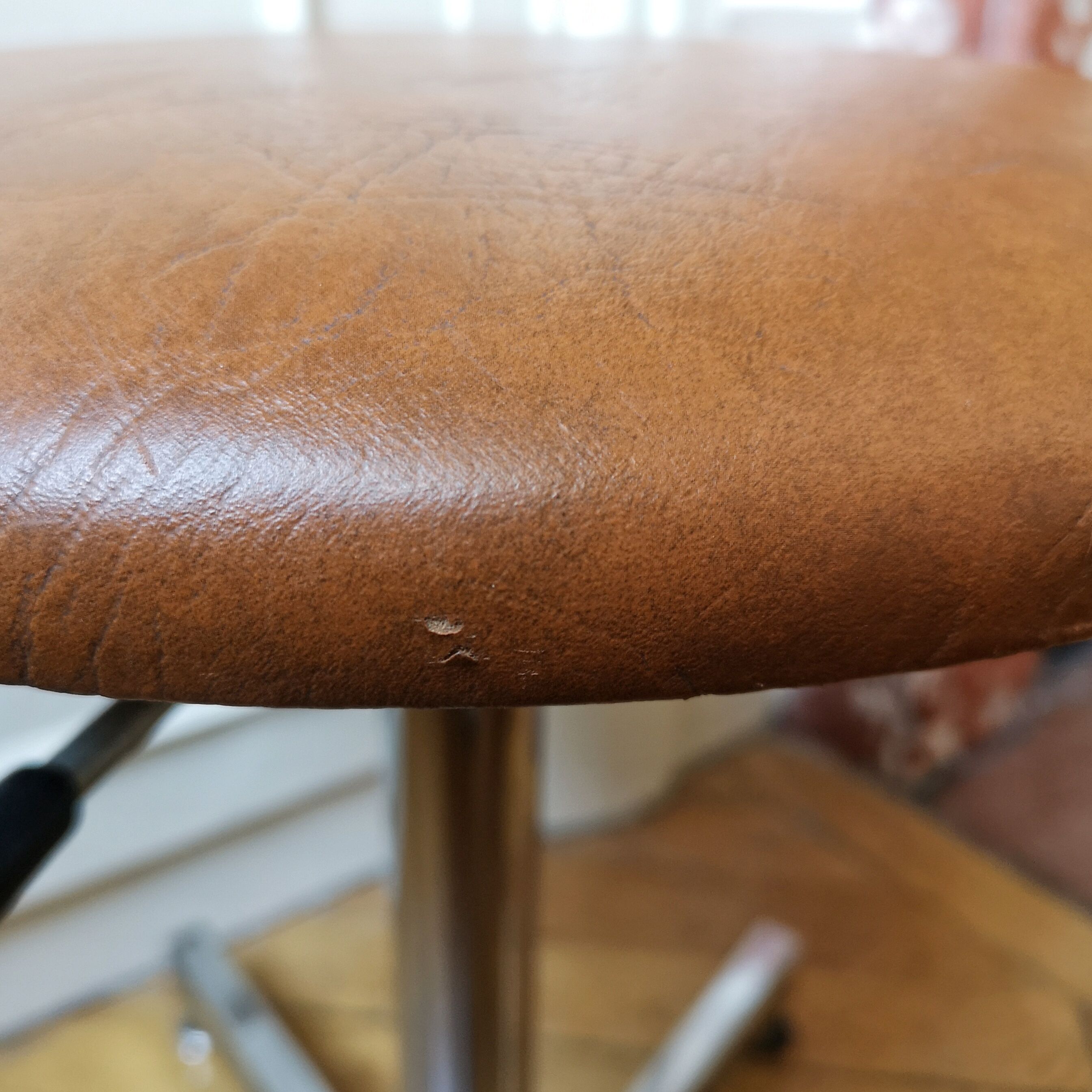 Tabouret d'usine cuir vintage industriel, designer kor