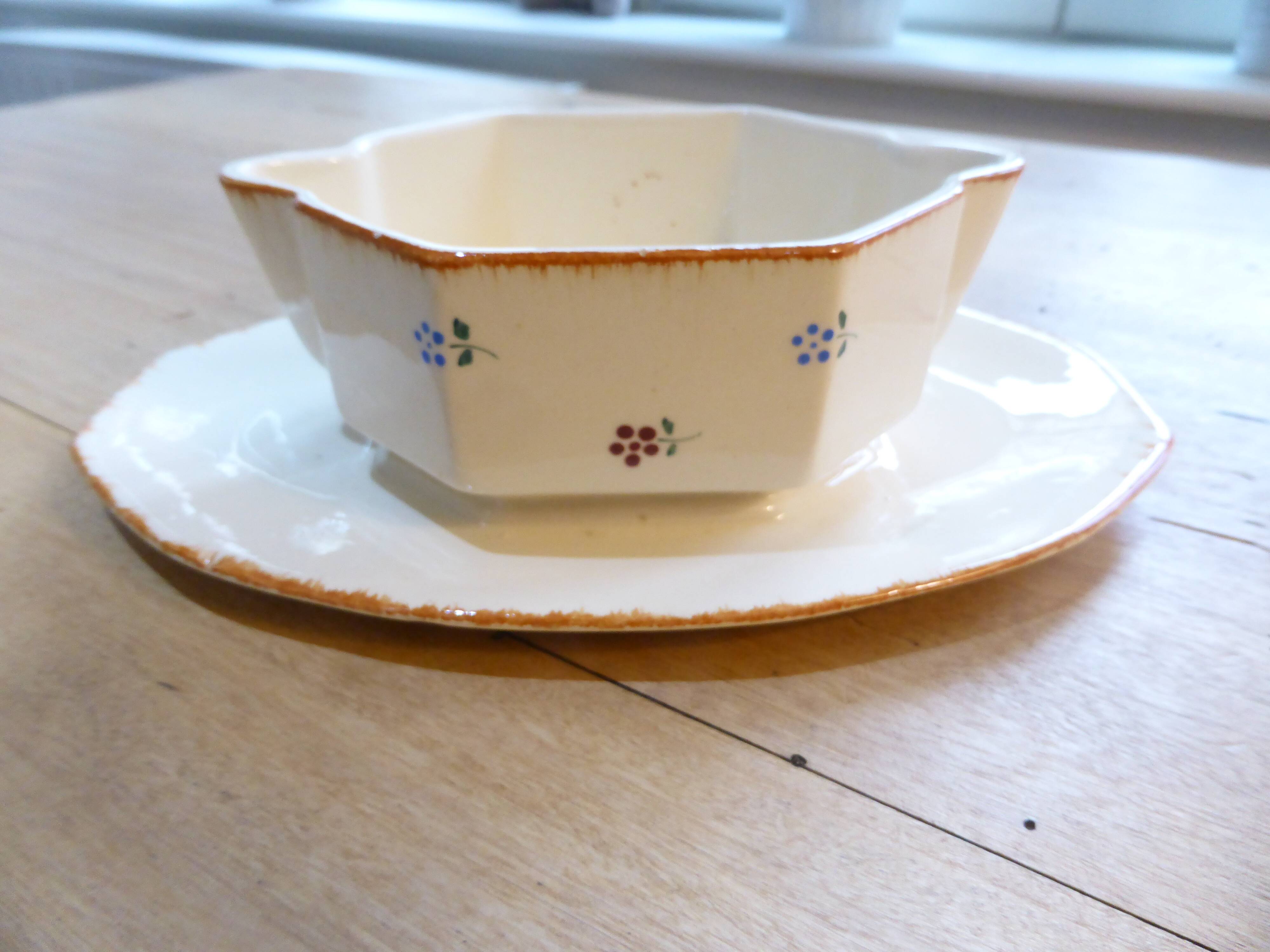 Sauceboat in porcelain from St Amand 191222