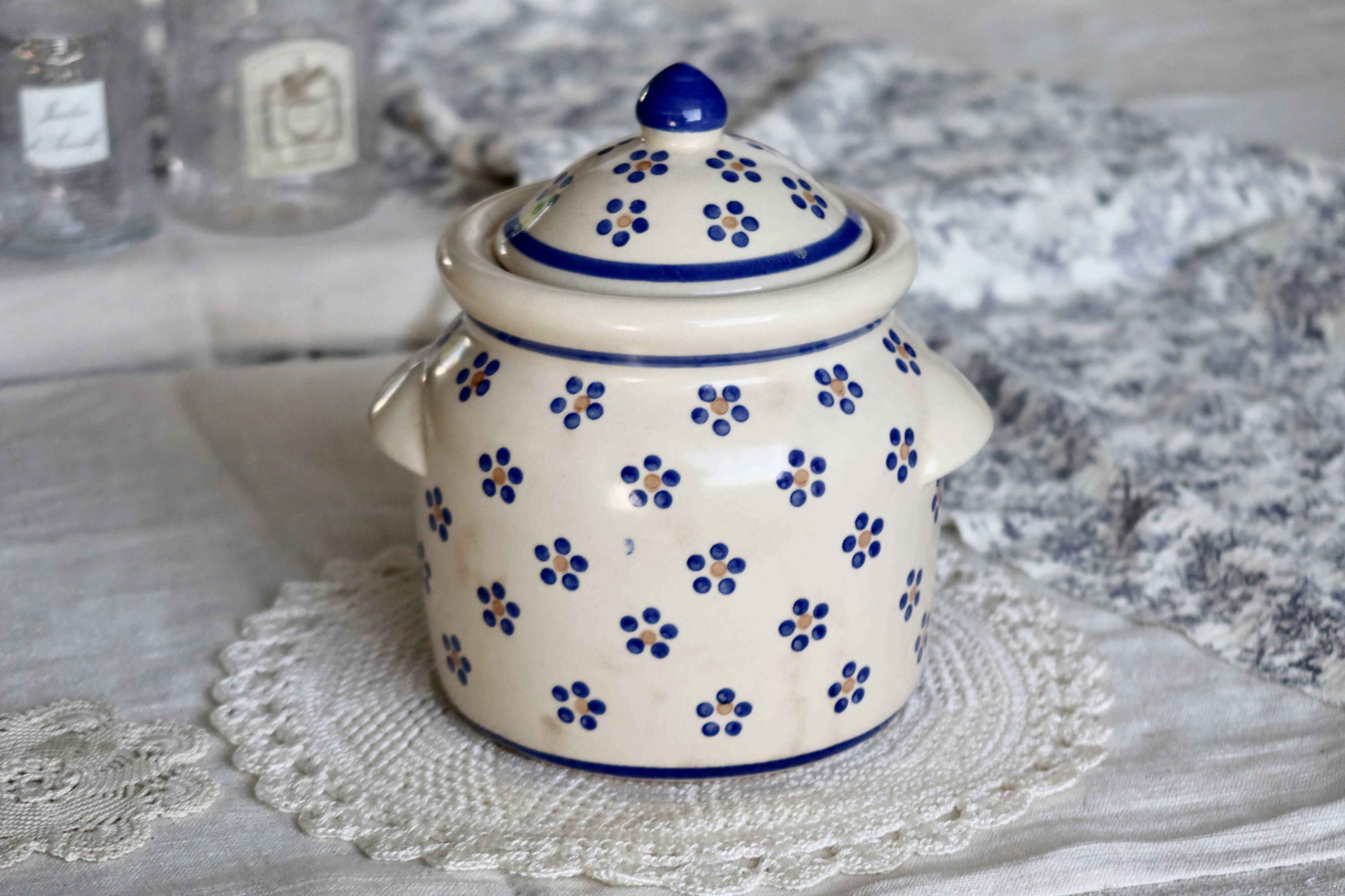 Vintage beige earthenware bonbonnière - Hand-painted blue floral decoration