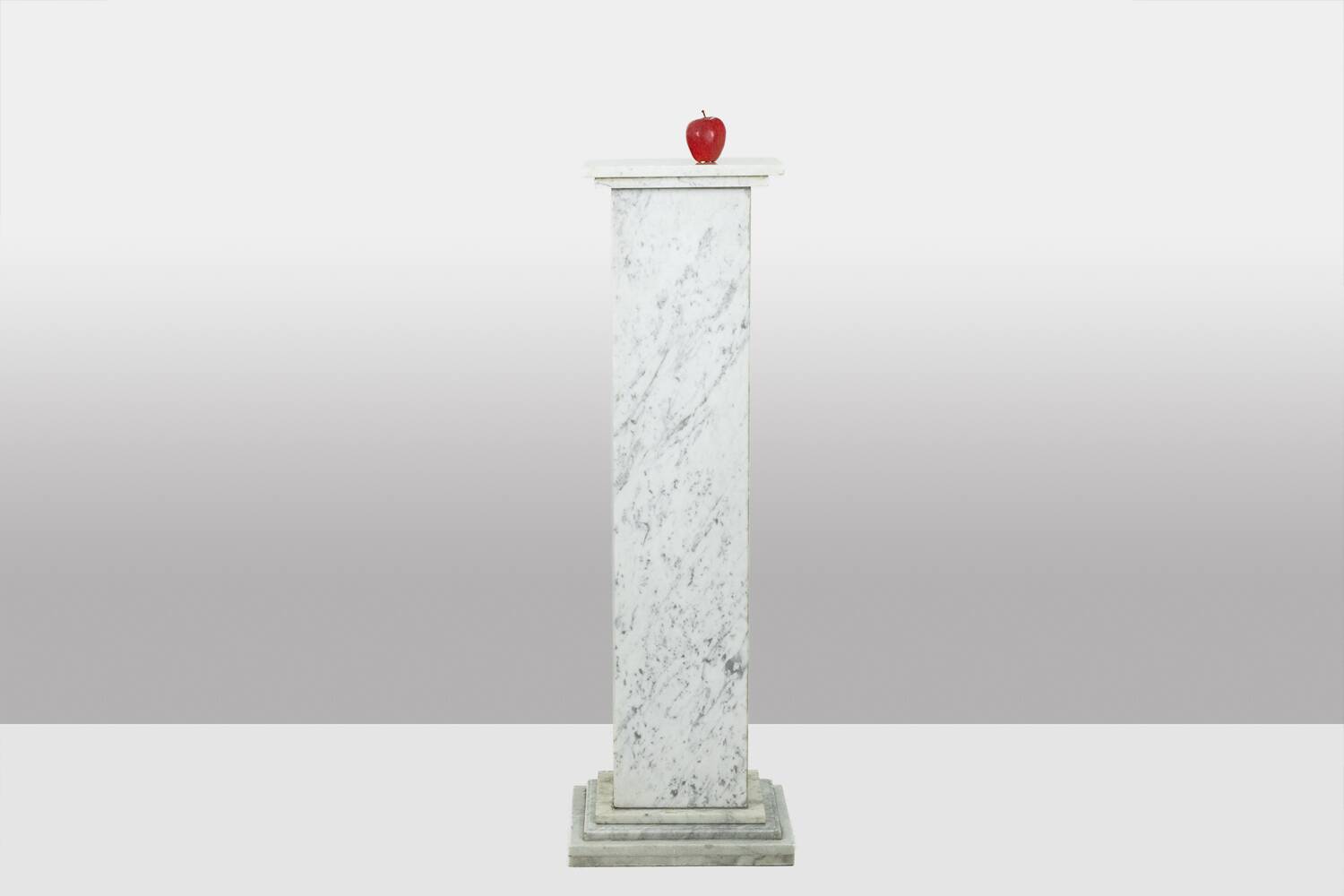 Pair of Art Deco style columns, in white marble, 20th century