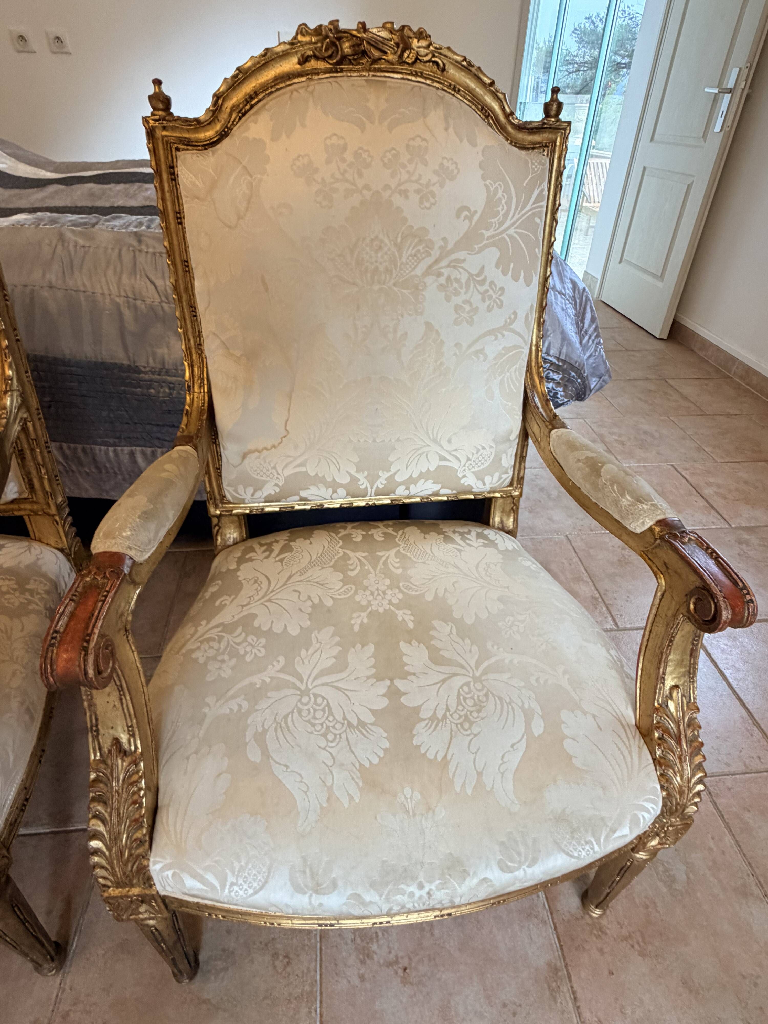Paire de fauteuils français Louis XVI en or doré et blanc sculpté