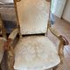 Paire de fauteuils français Louis XVI en or doré et blanc sculpté