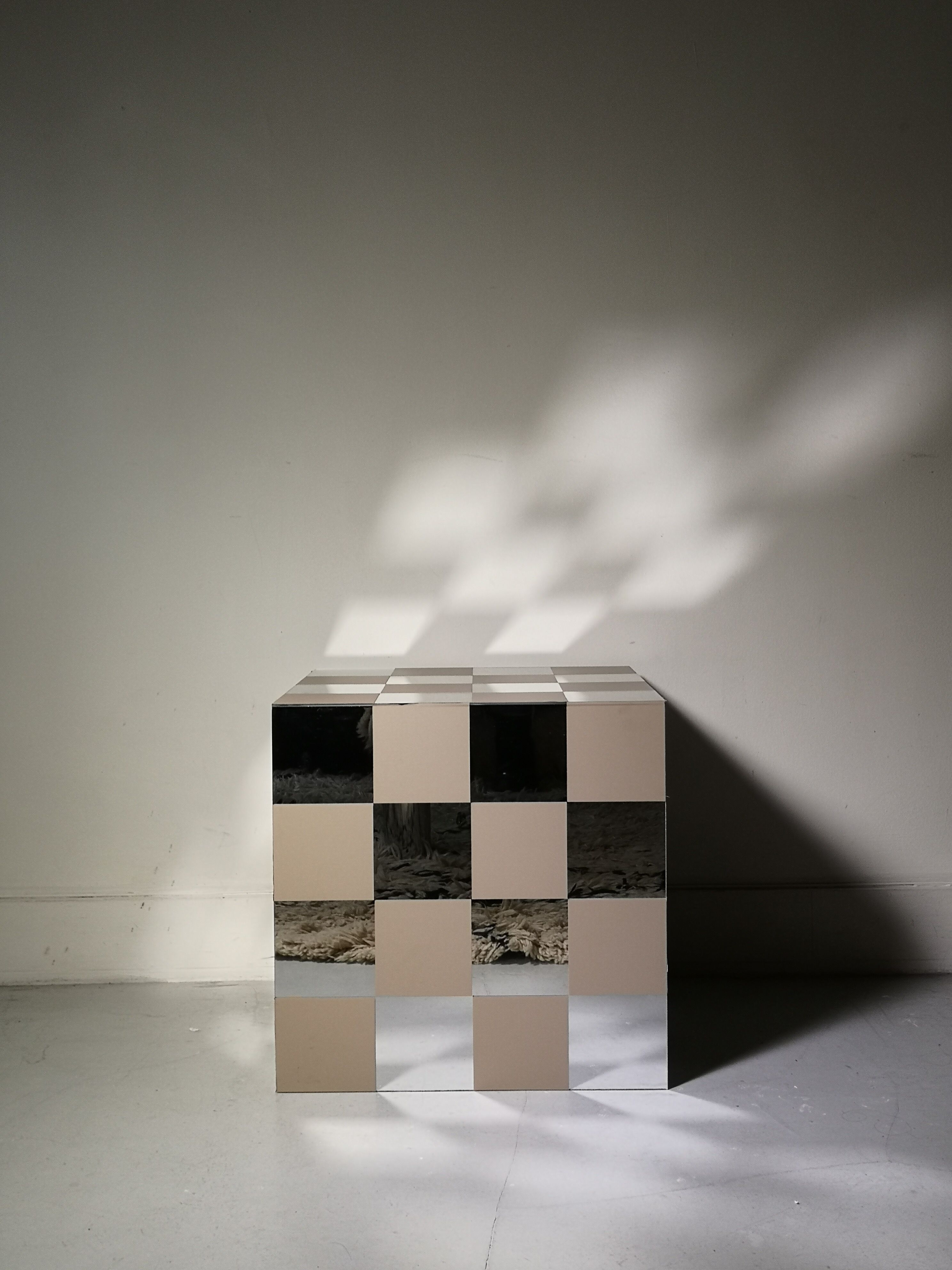 Bout de canapé design cube damier