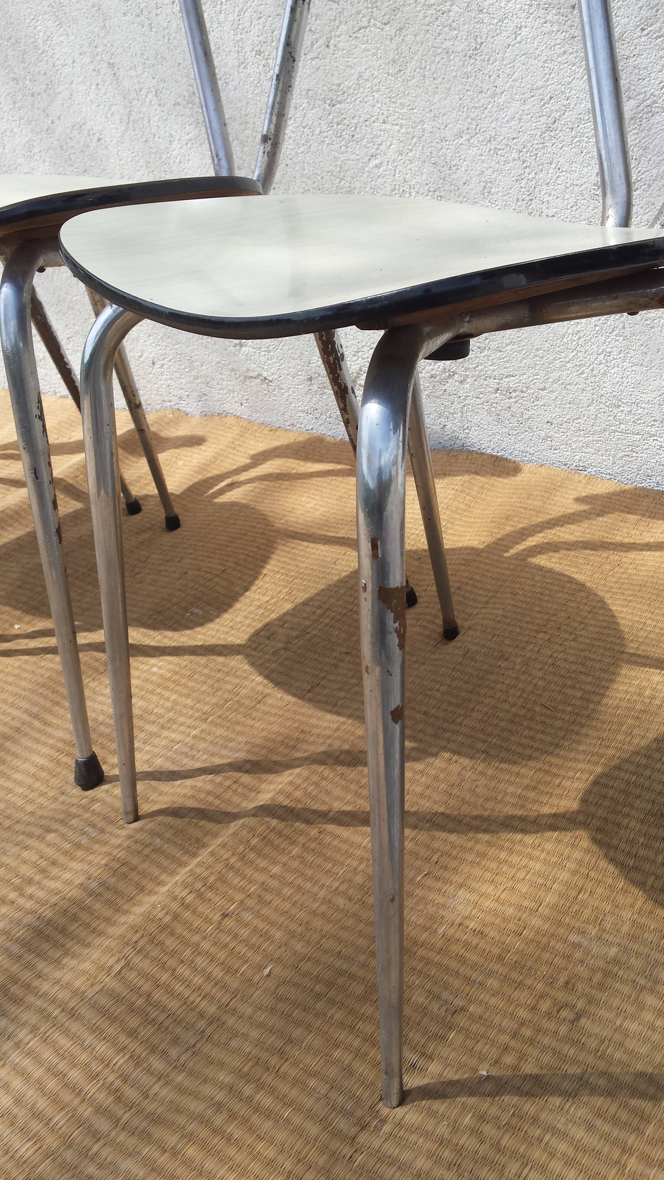 Table et 4 chaises en formica