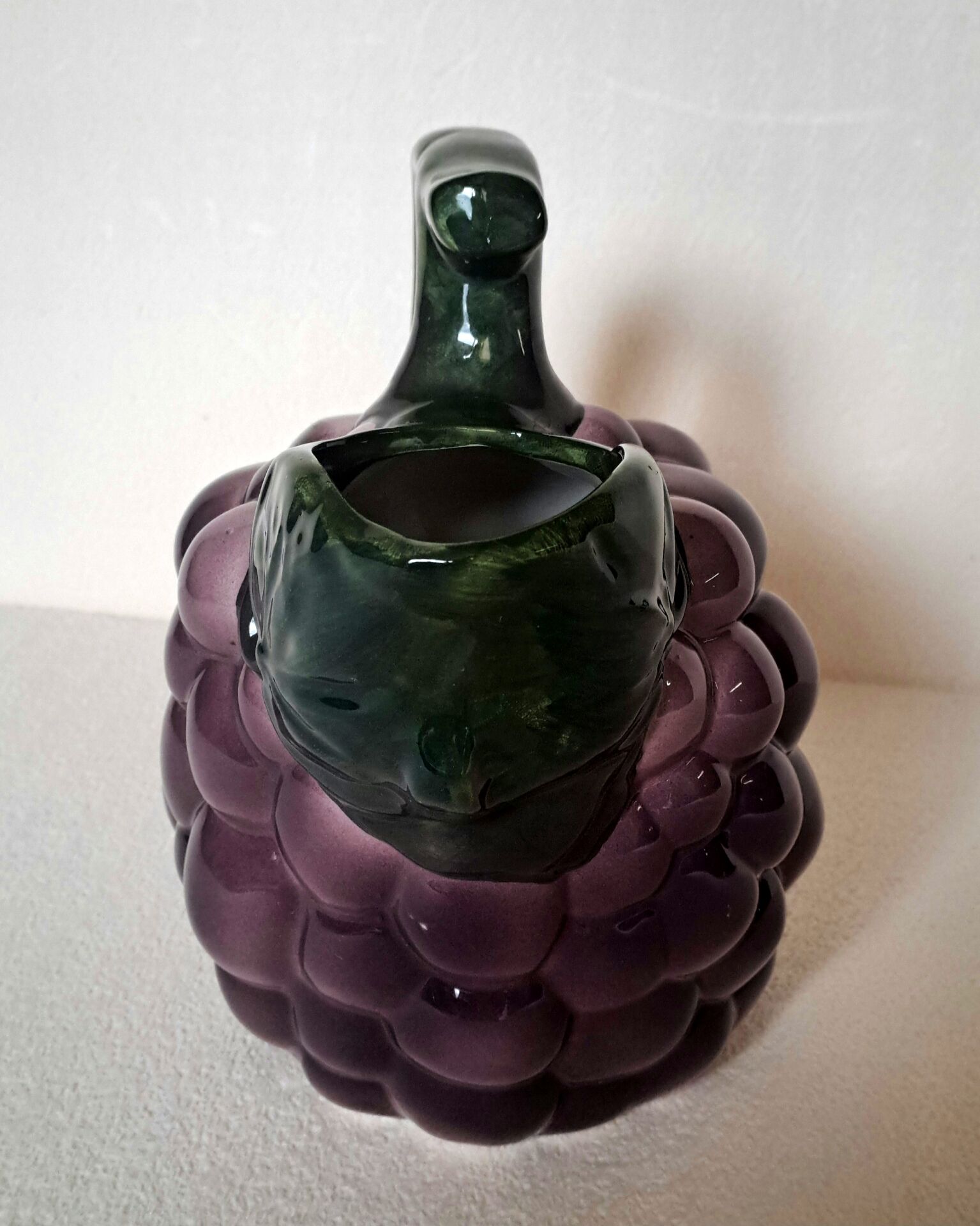 Jug in slipware Grape cluster