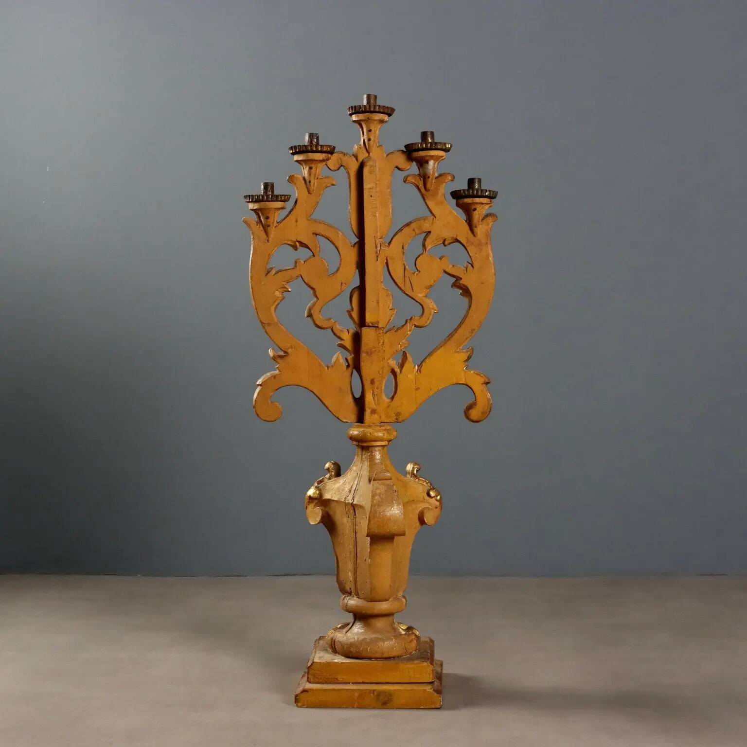 Paire de candélabres anciens en bois sculpté et doré, 5 lumières, XVIIIe siècle