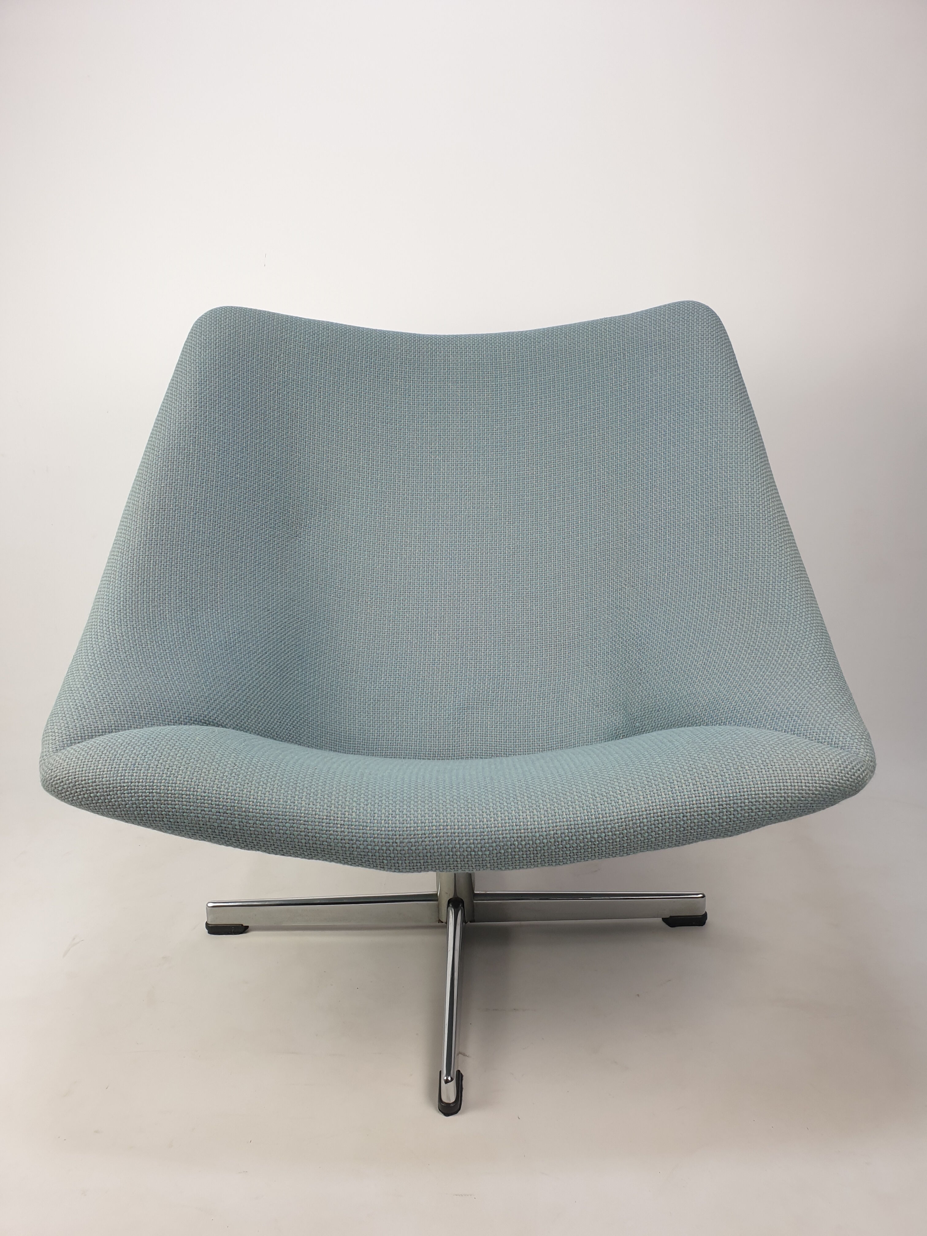 Oyster chair with cross base by Pierre Paulin for Artifort, 1965