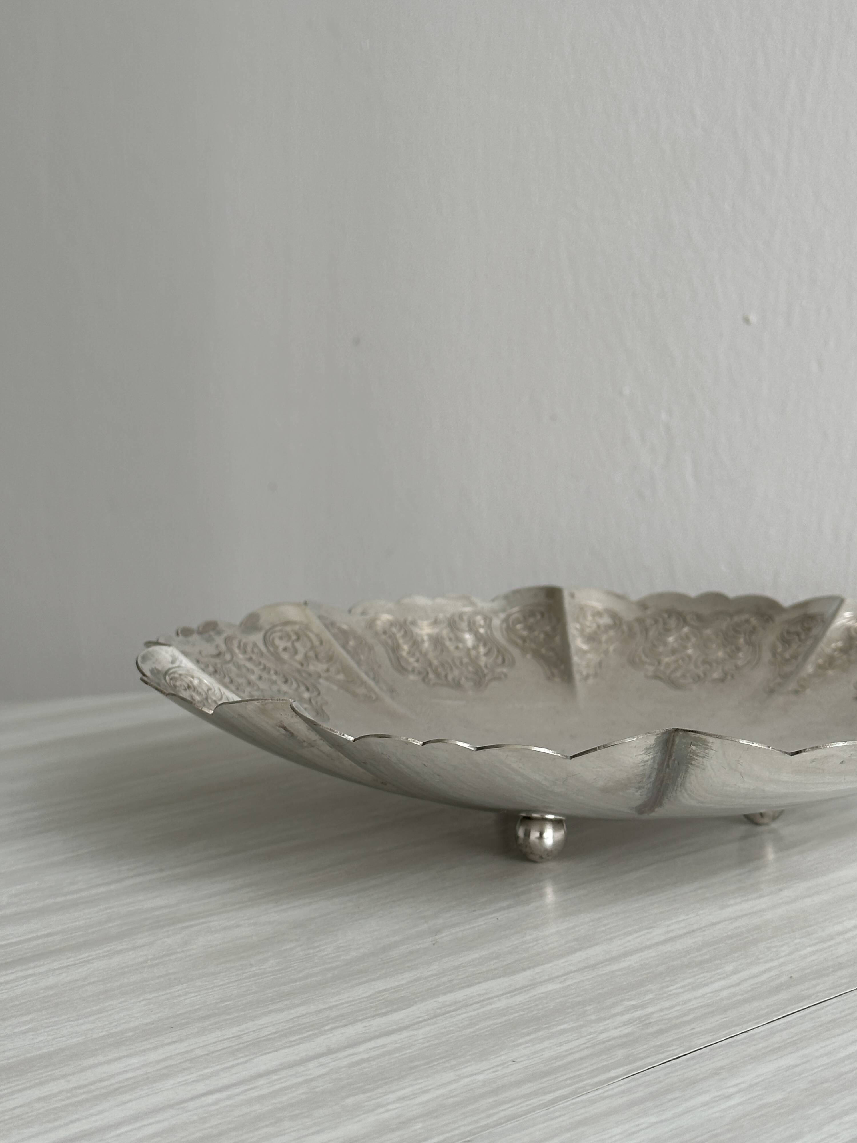 Lightweight metal cup on legs