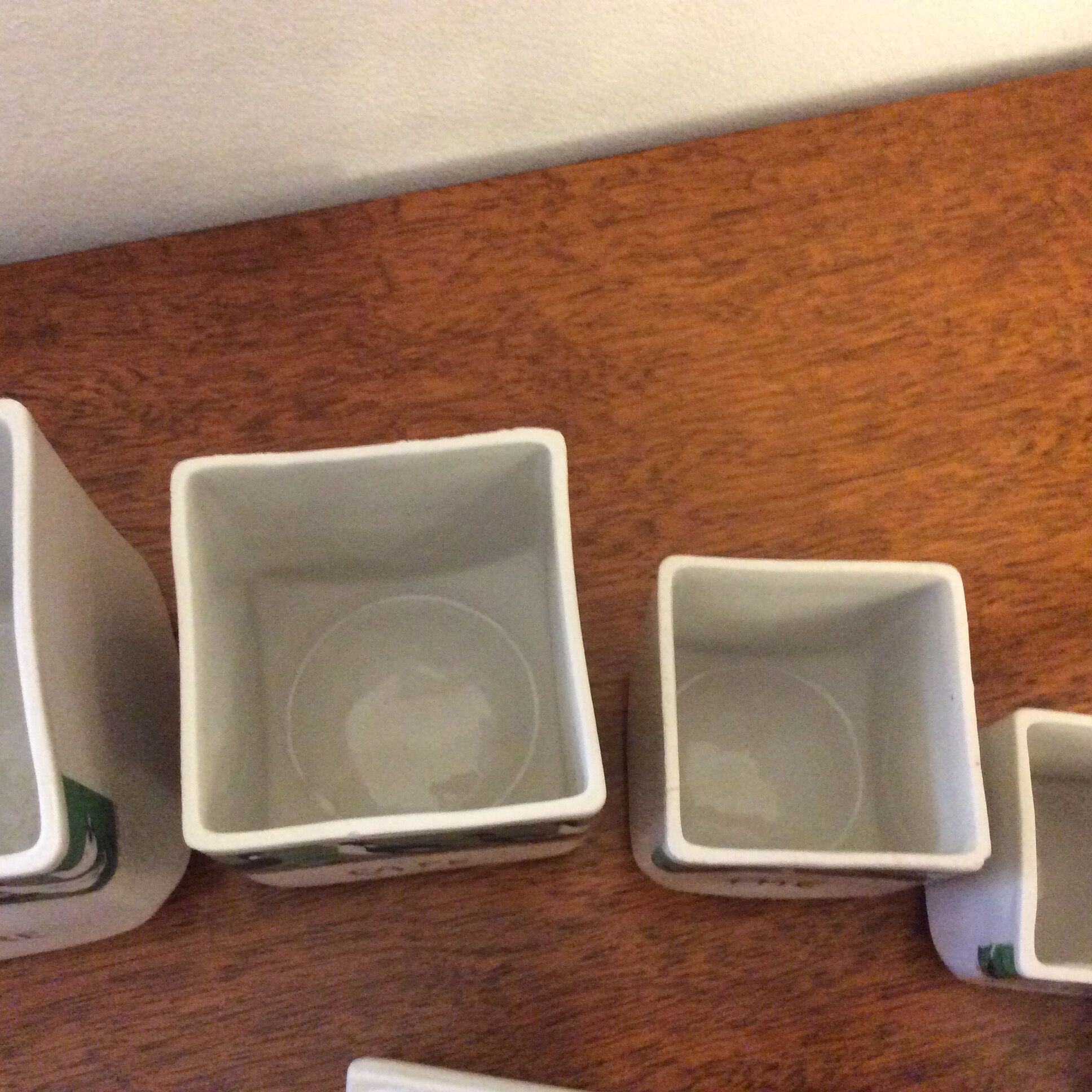 Set of 6 old pots with 3 trundle lids