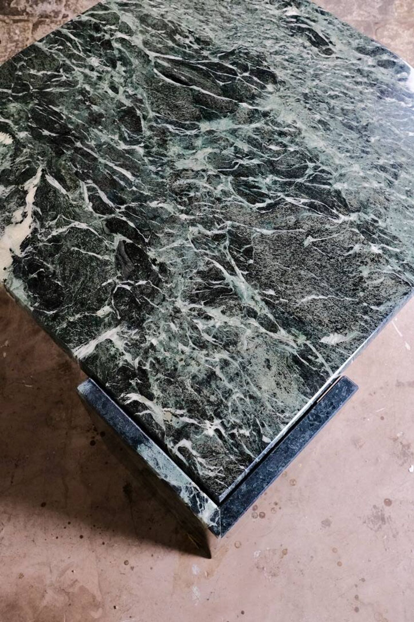 Emerald green marble "eye" coffee table, Roche Bobois, France, 1970s