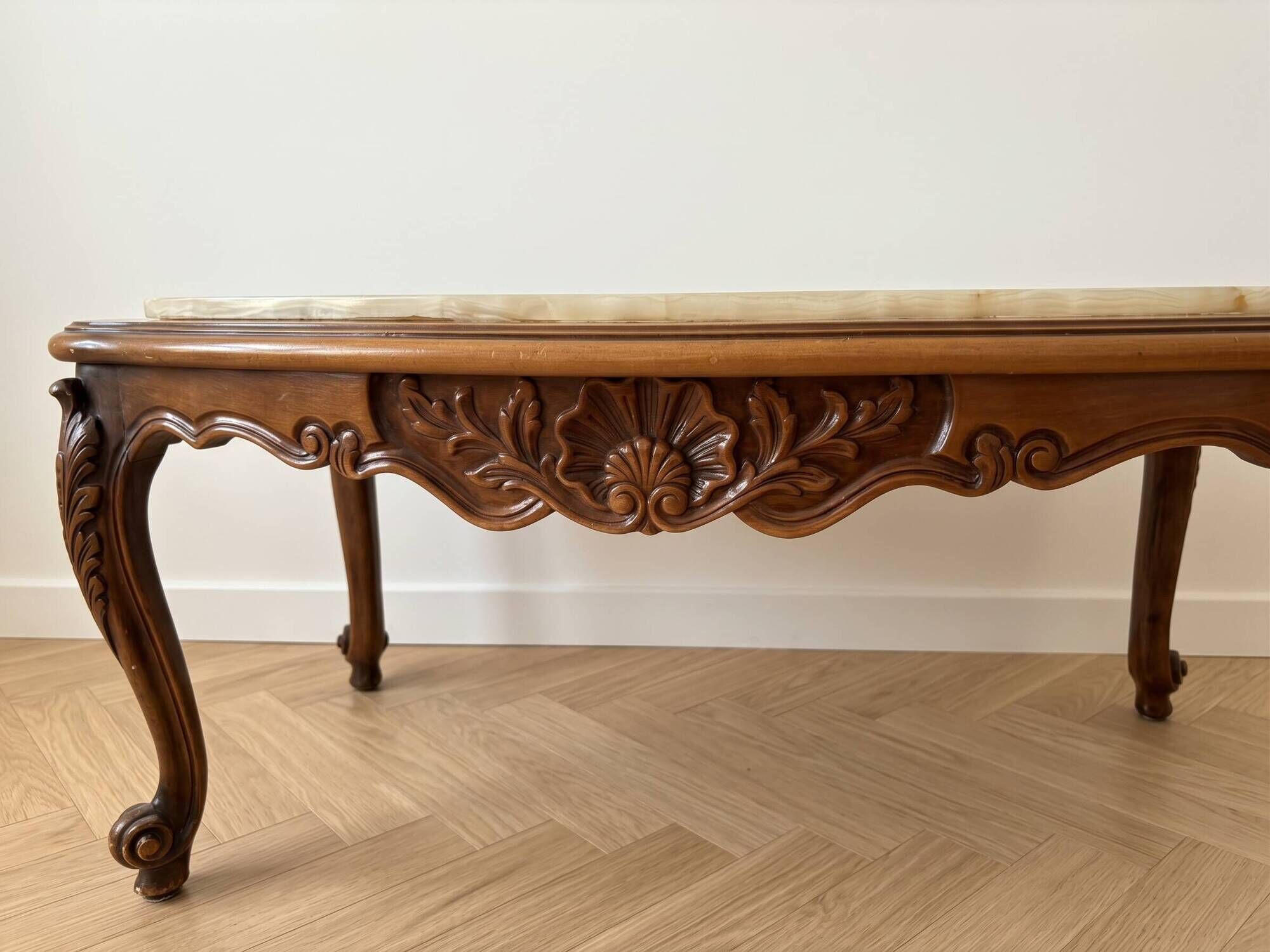 Oval coffee table in Louis XV style made of onyx and solid wood.