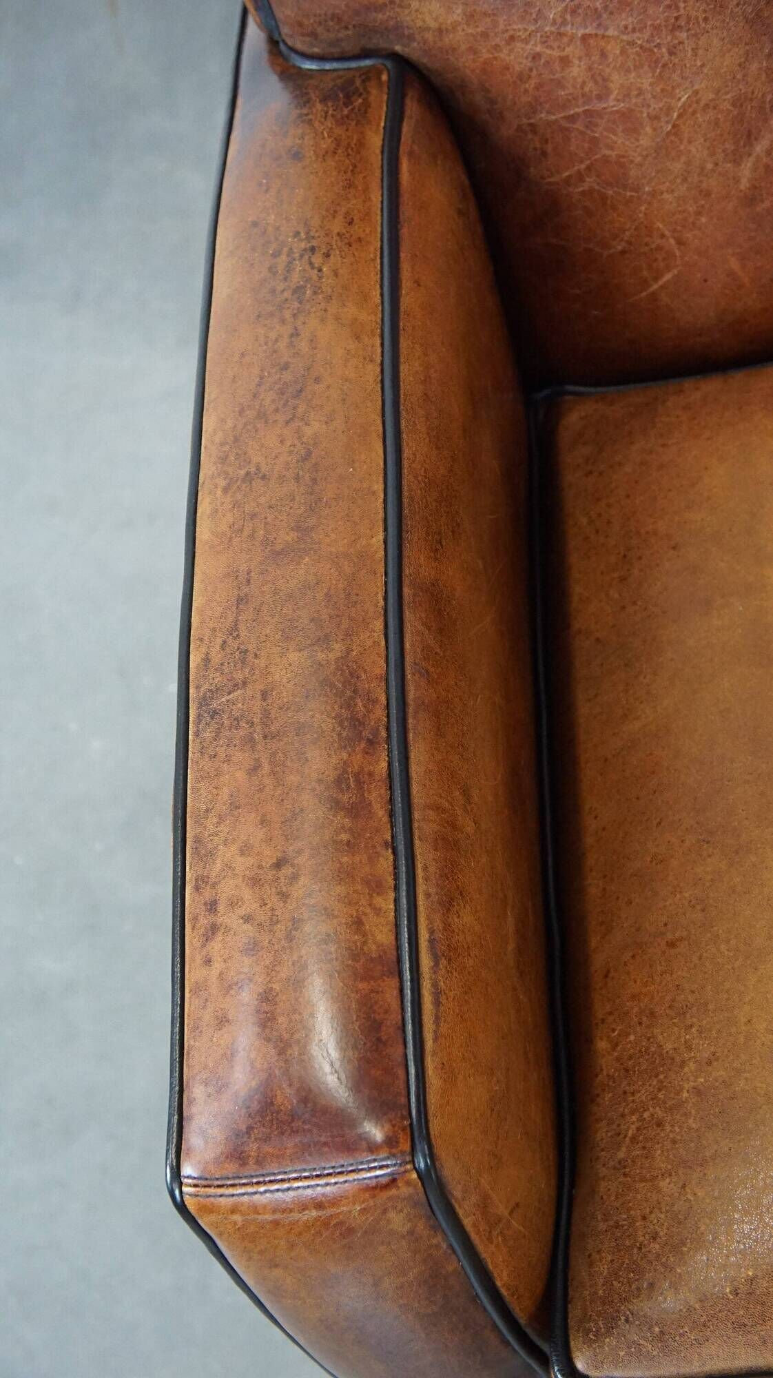 Set of 2 characterful, comfortable armchairs made of sheepskin leather with a sleek Art Deco design