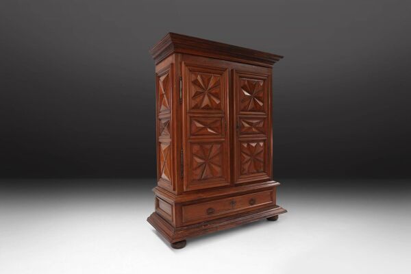 Armoire en chêne Louis XIII du début du XVIIe siècle avec sculpture géométrique