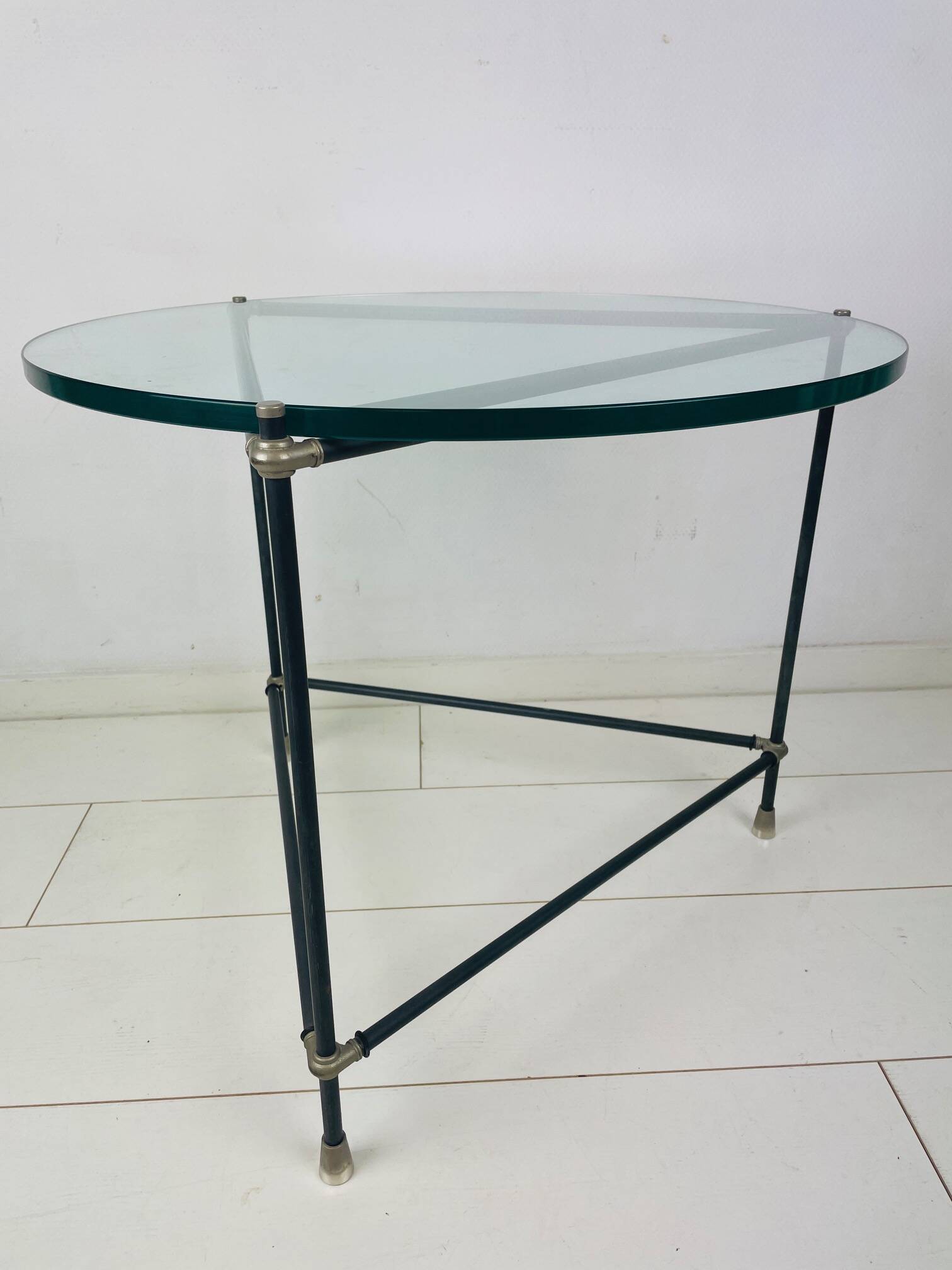 Table d'appoint ronde vintage. Table basse ronde en verre épais. Table de design industriel robuste.