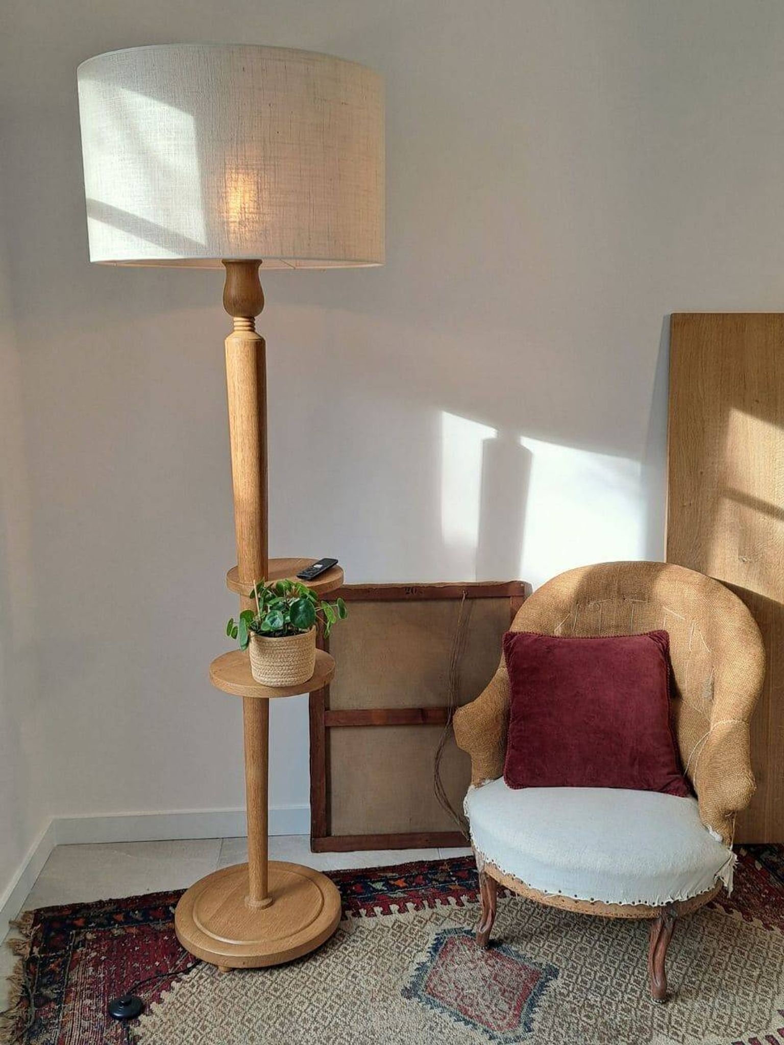 Lampadaire vintage en chêne massif à tablettes, années 1960