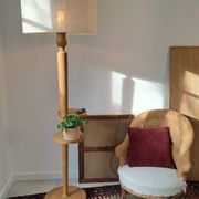 Lampadaire vintage en chêne massif à tablettes, années 1960