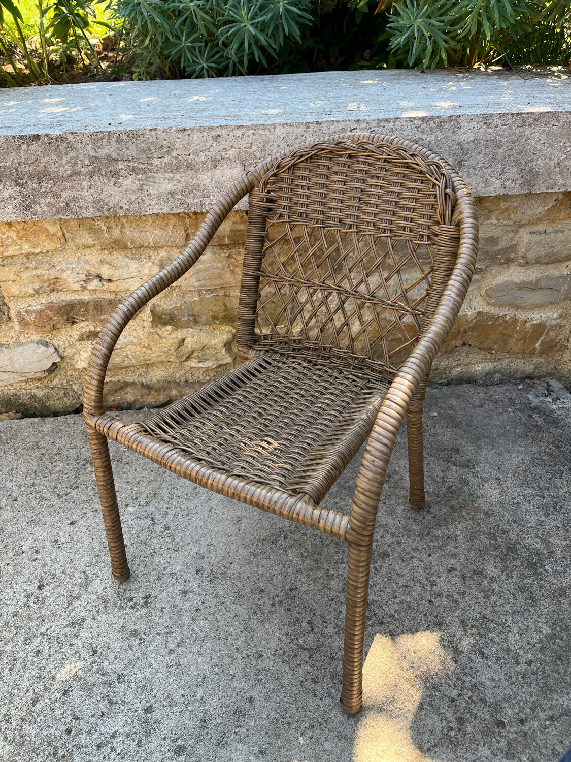 Small children's chair in beige scoubidou.