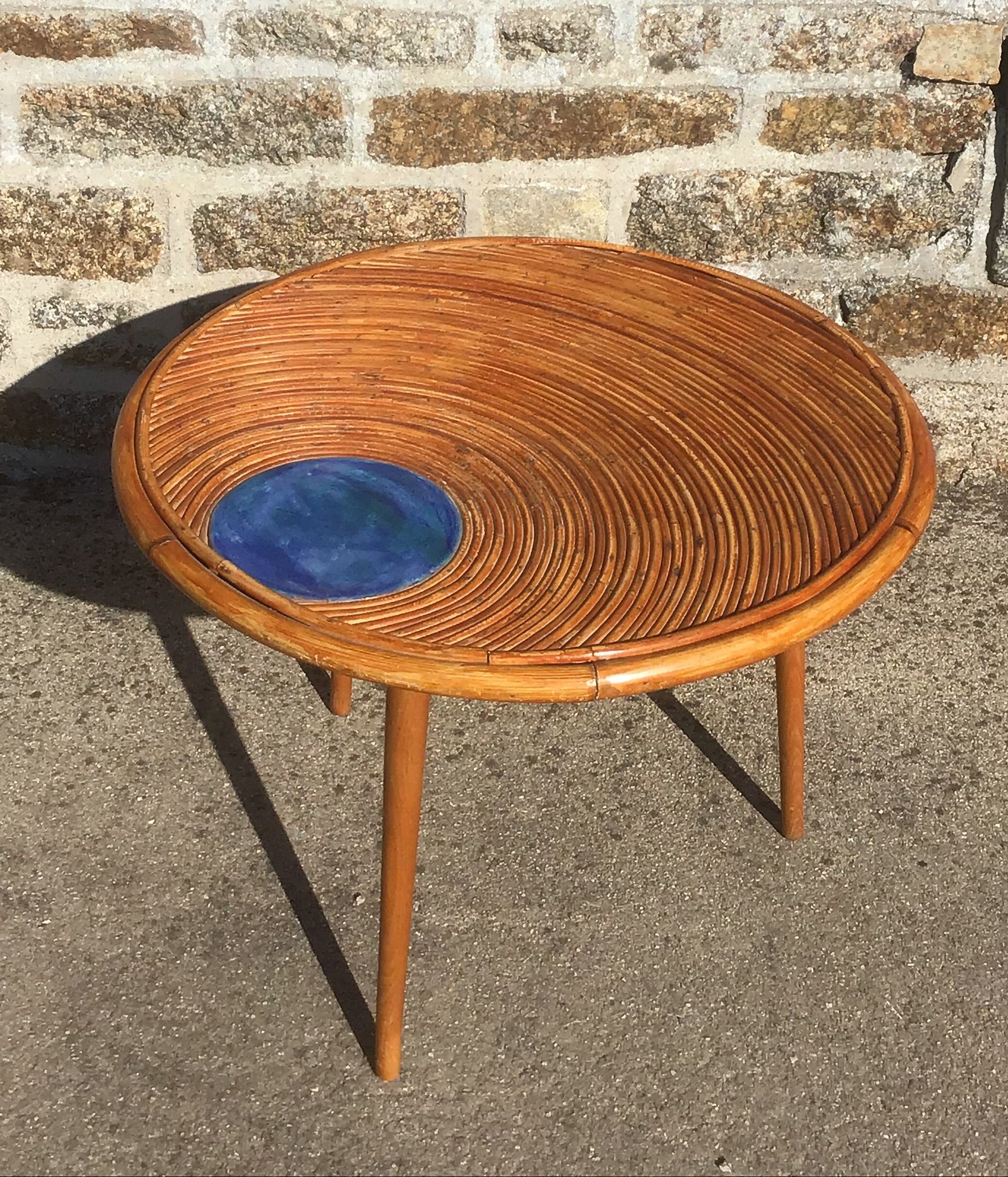 Round coffee table deco tray in rattan and ceramics