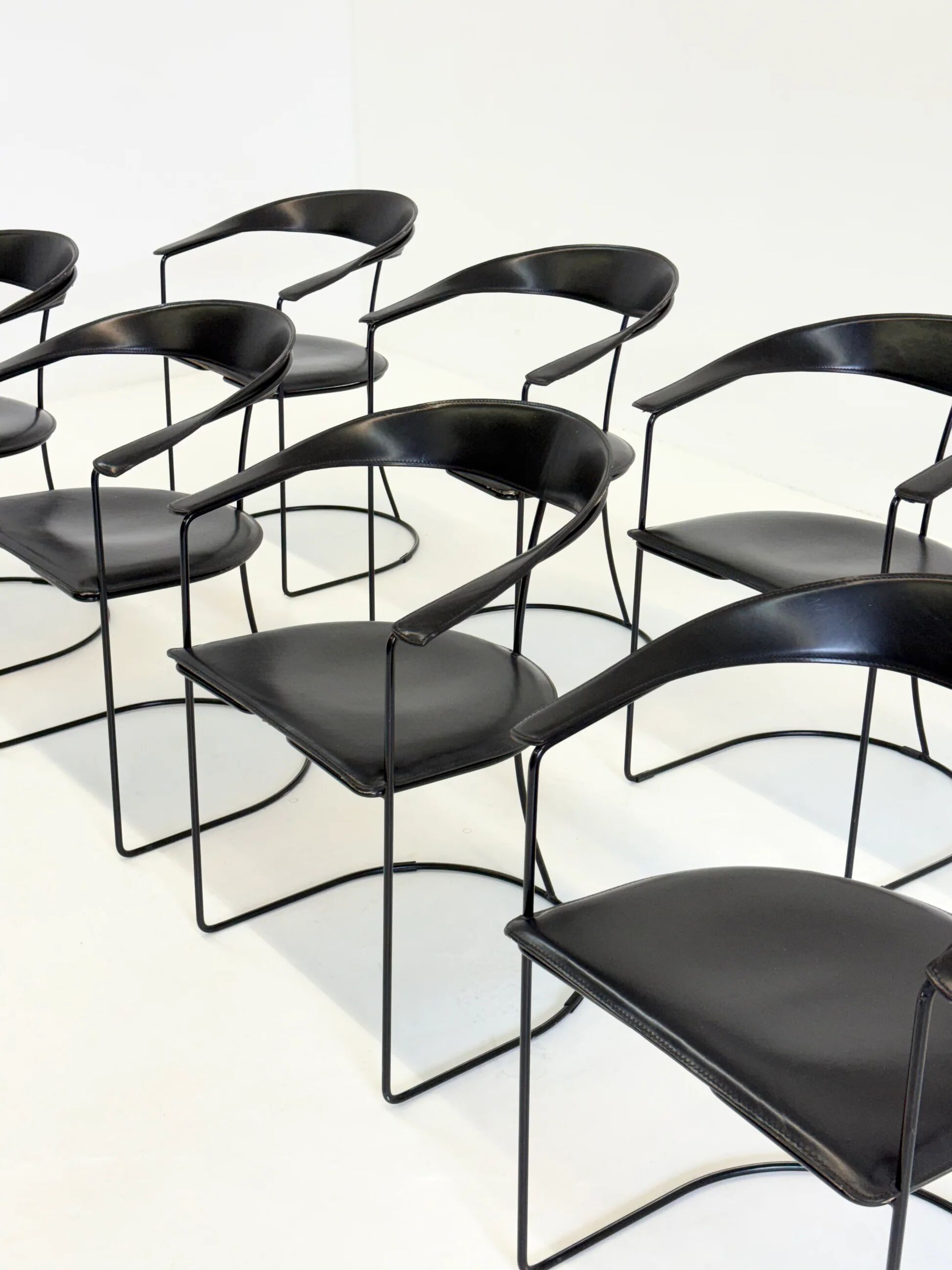 Ensemble de 8 chaises de salle à manger vintage Arrben Ursala en cuir noir.