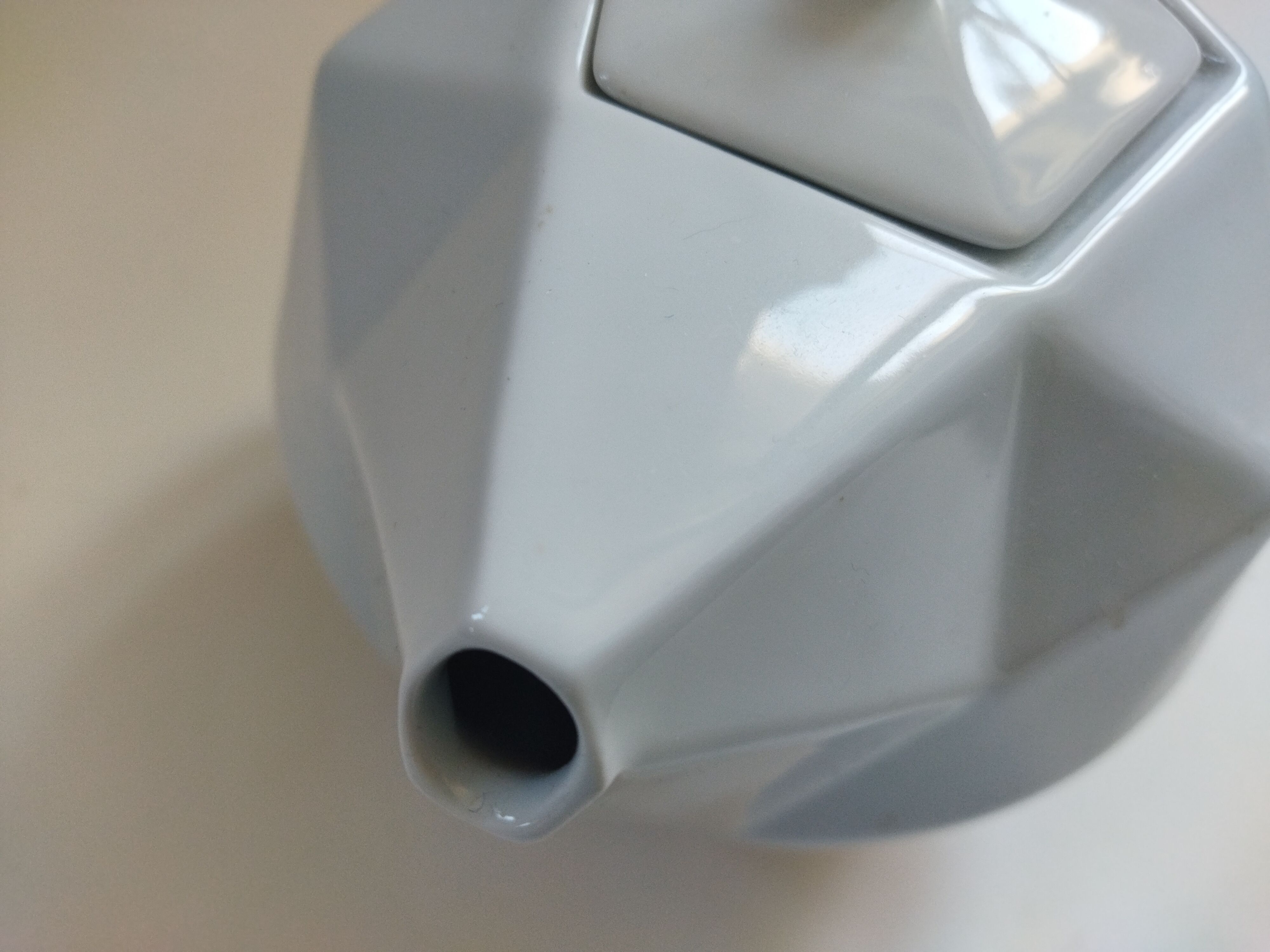 Porcelain teapot Deshoulières