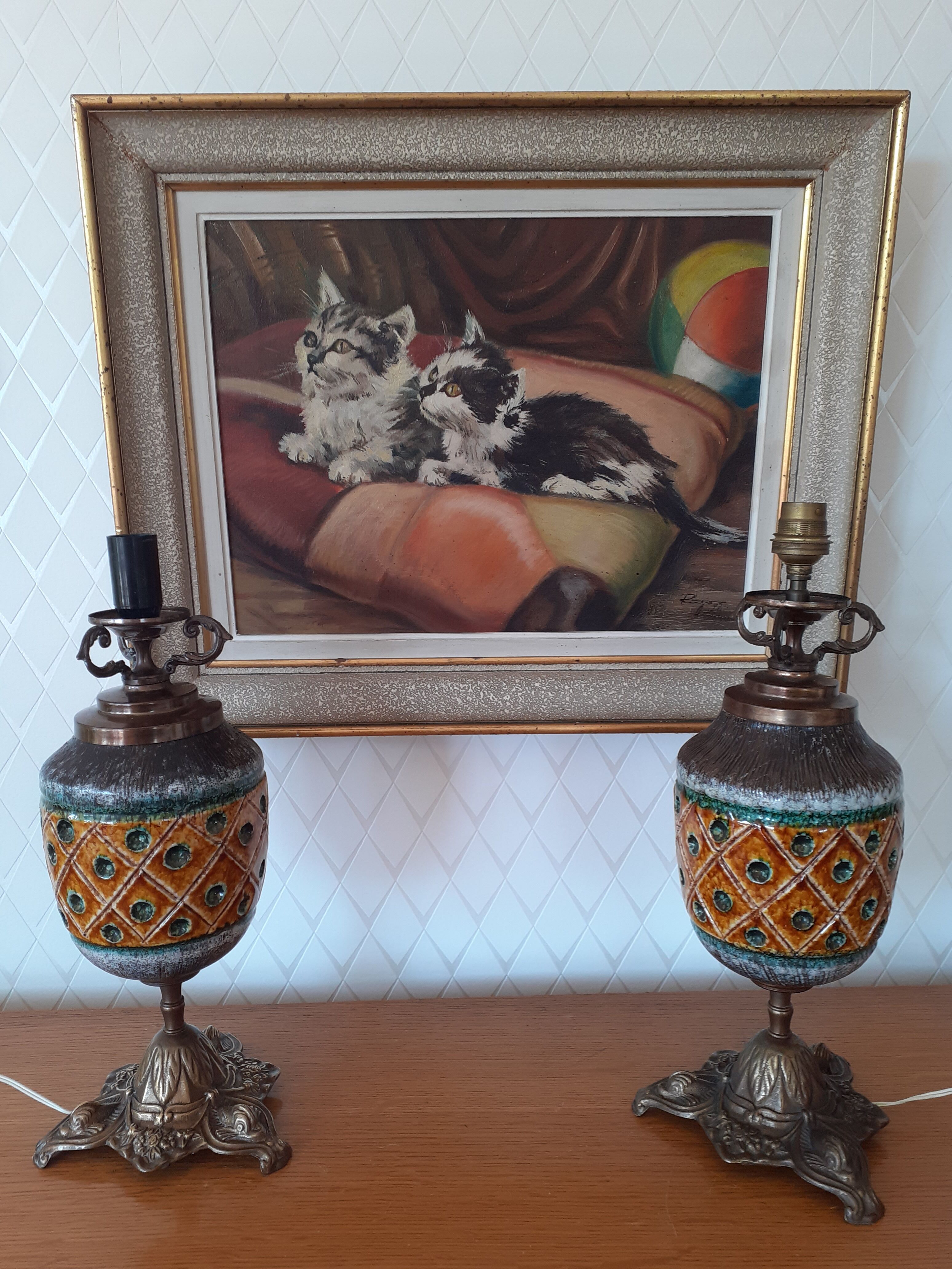 Pair of feet of vintage pineapple lamp