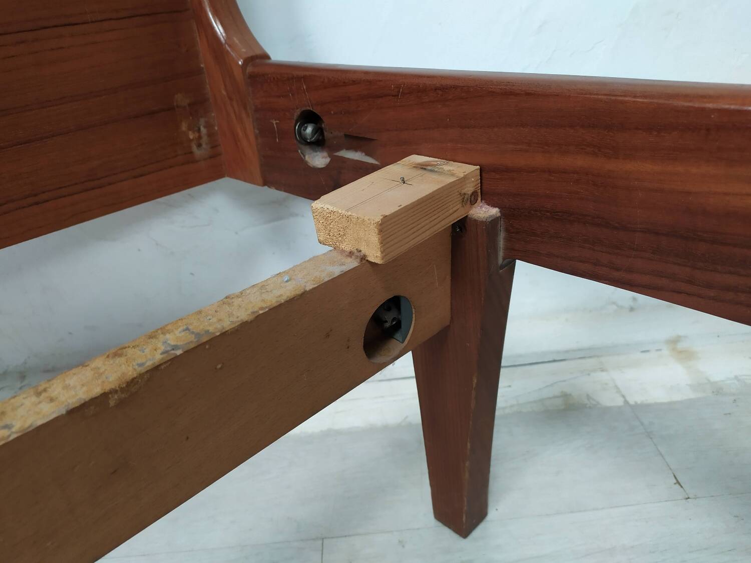 Scandinavian bed 140