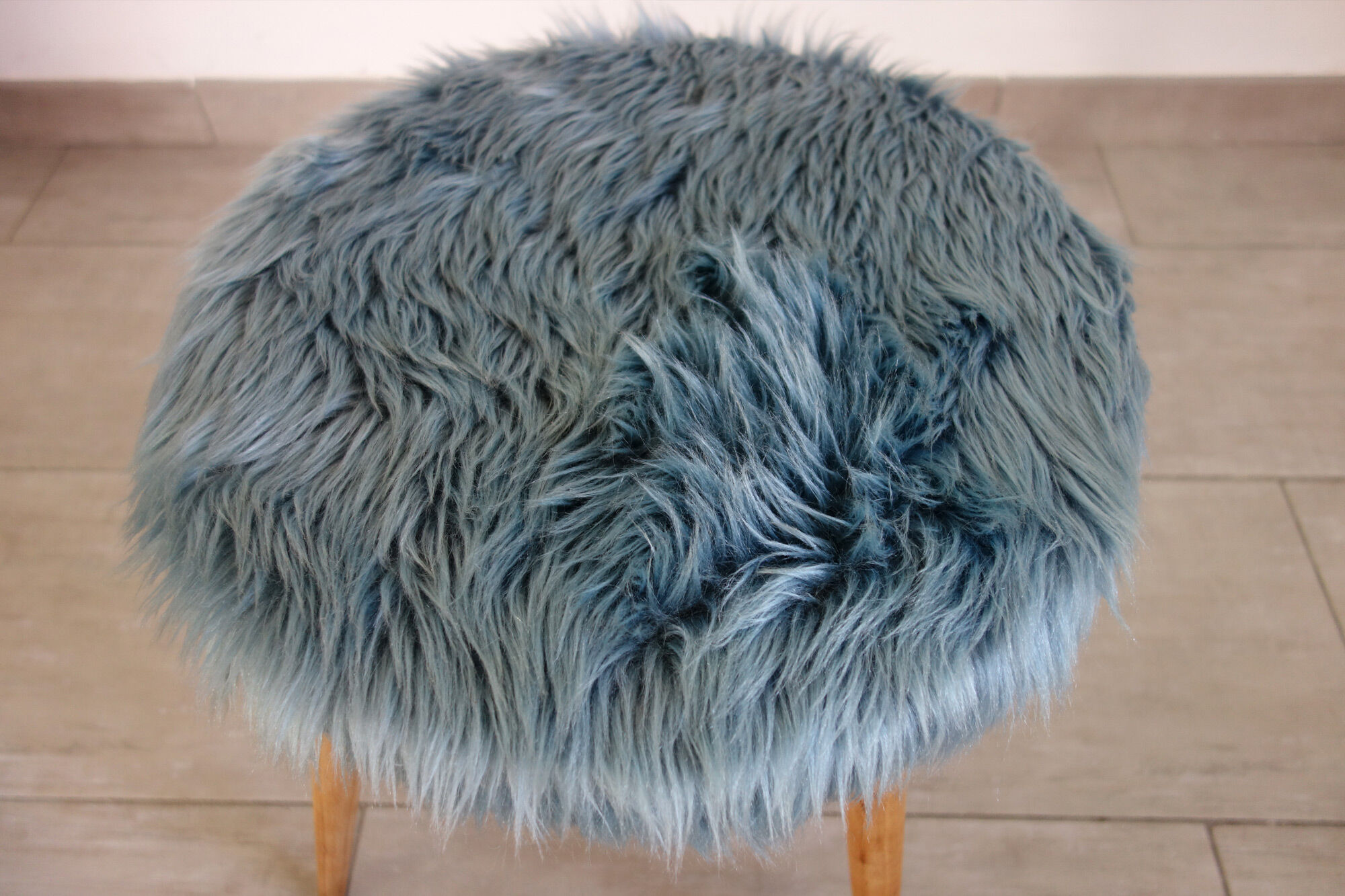 Tabouret moumoute bleue, années 60