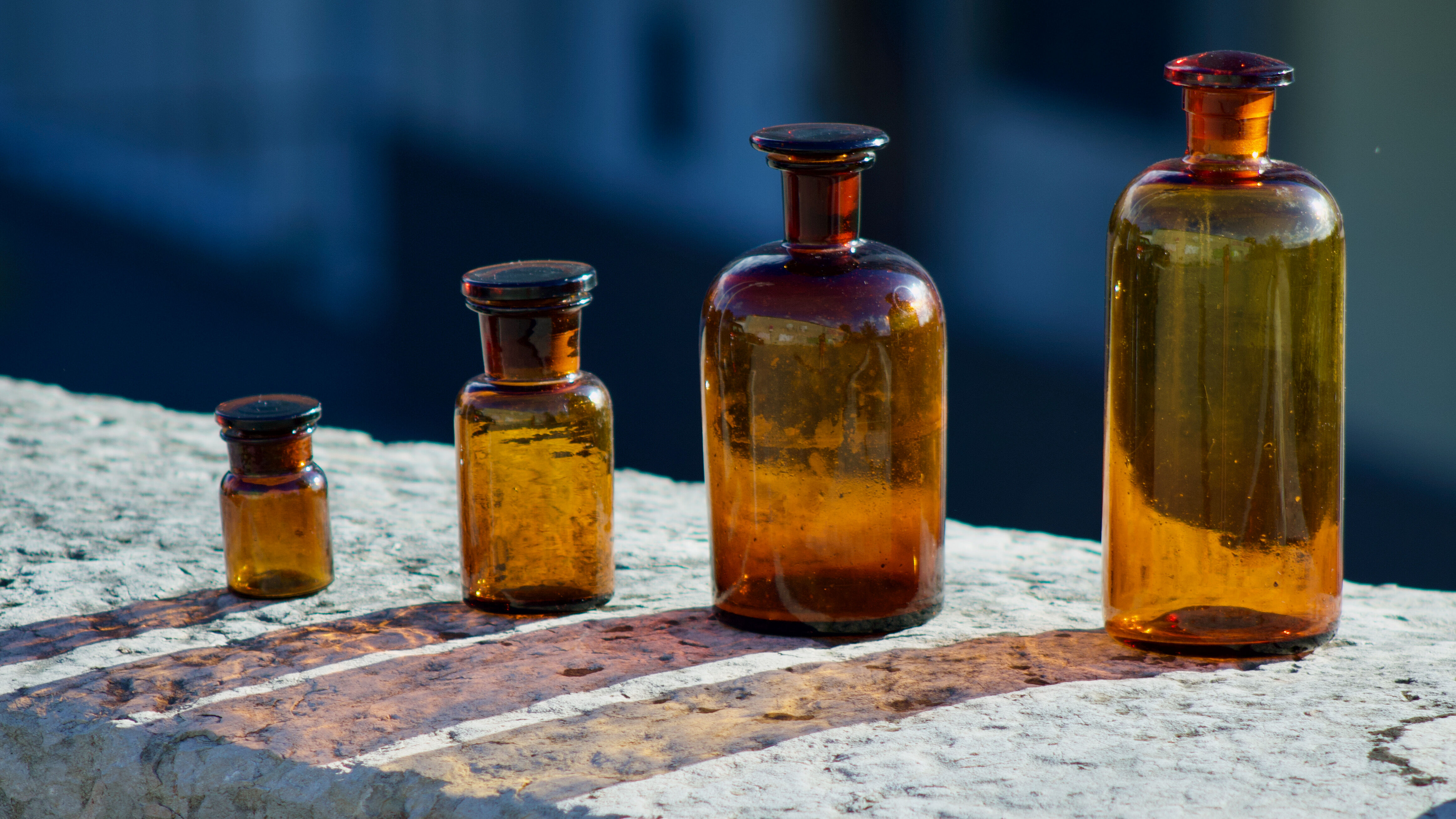 4 old apothecary bottles / amber glass pharmacy in perfect condition dated before 1960