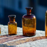 4 ancien flacons d'apothicaire / pharmacie en verre ambré en parfait état daté avant 1960