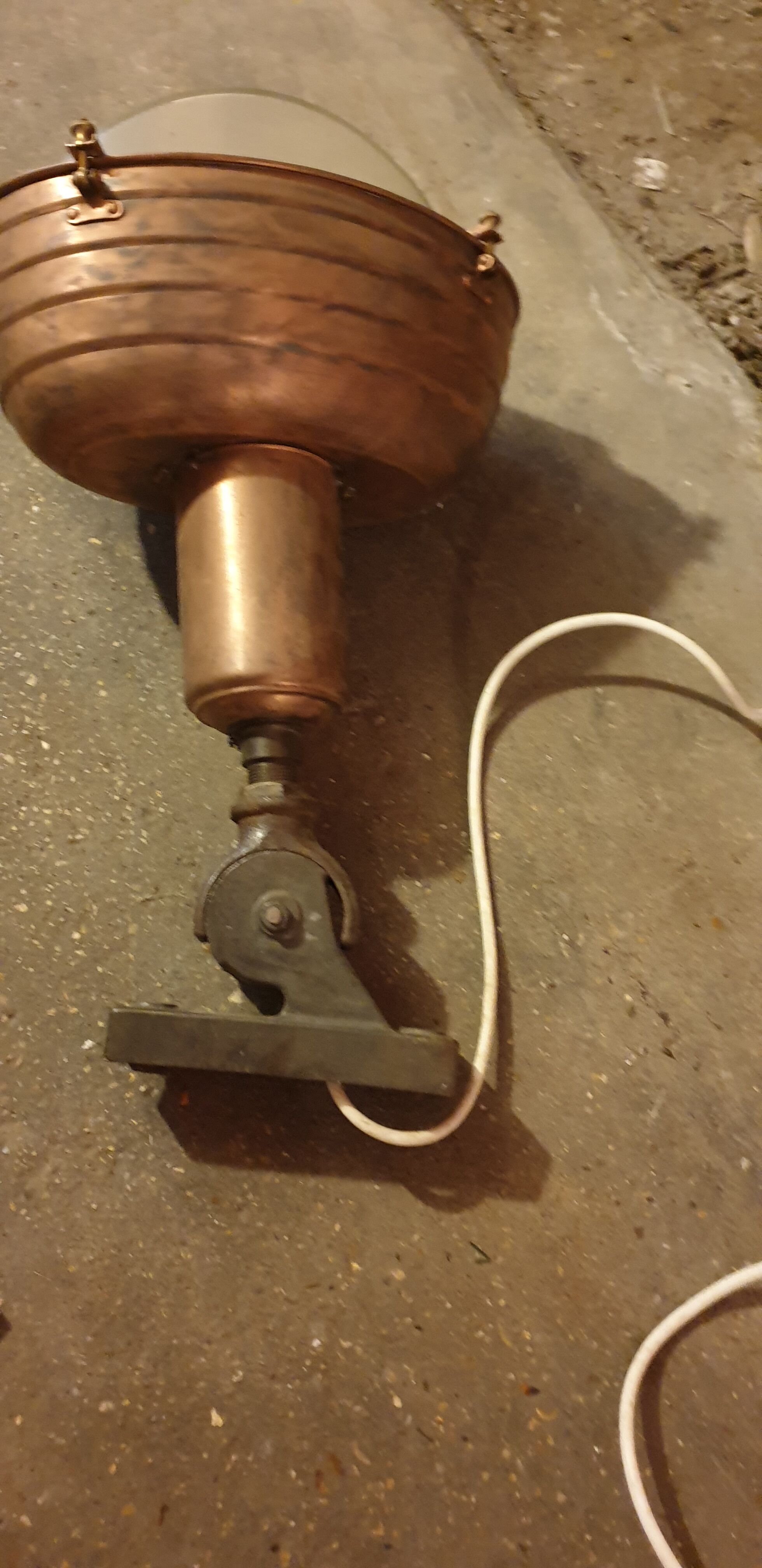 Industrial lamp applies outdoors