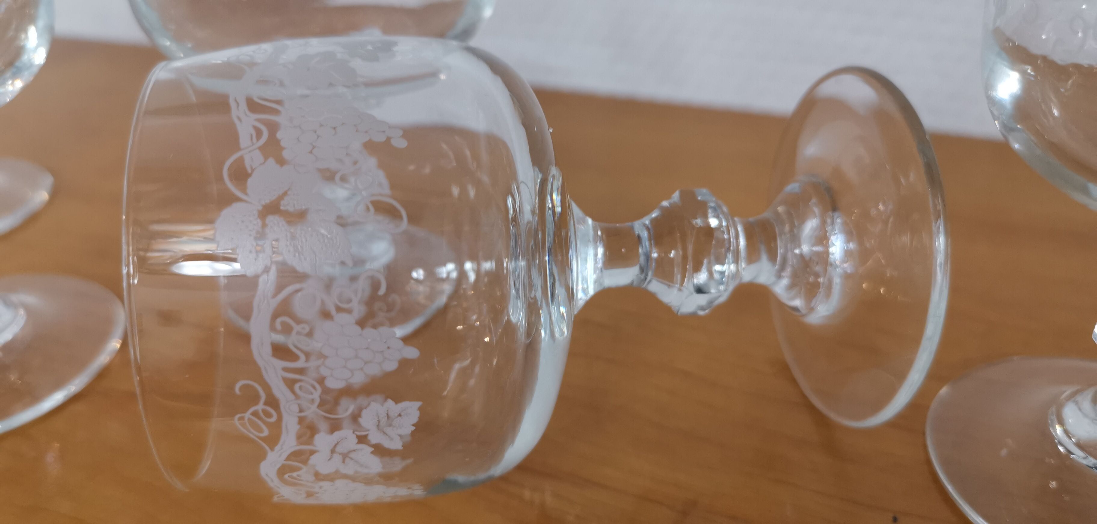 Set of 7 white wine glasses on feet, grape decoration and Luminarc vine shoot