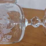 Set of 7 white wine glasses on feet, grape decoration and Luminarc vine shoot