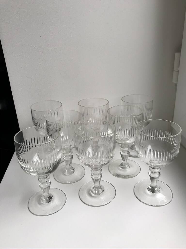 Ensemble de 8 verres à pied en verre moulé années 30 début XXème