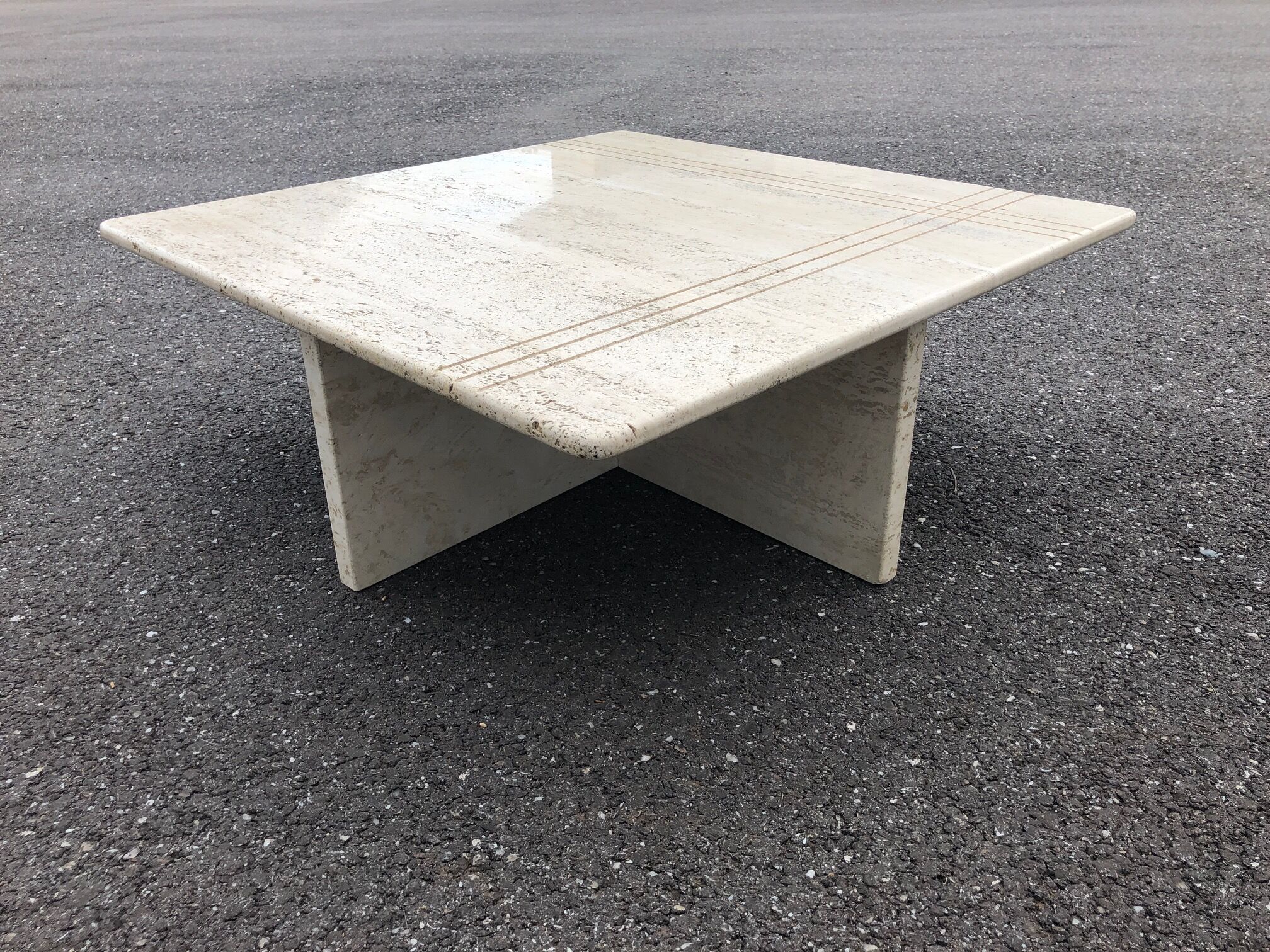 Square bass table in travertine