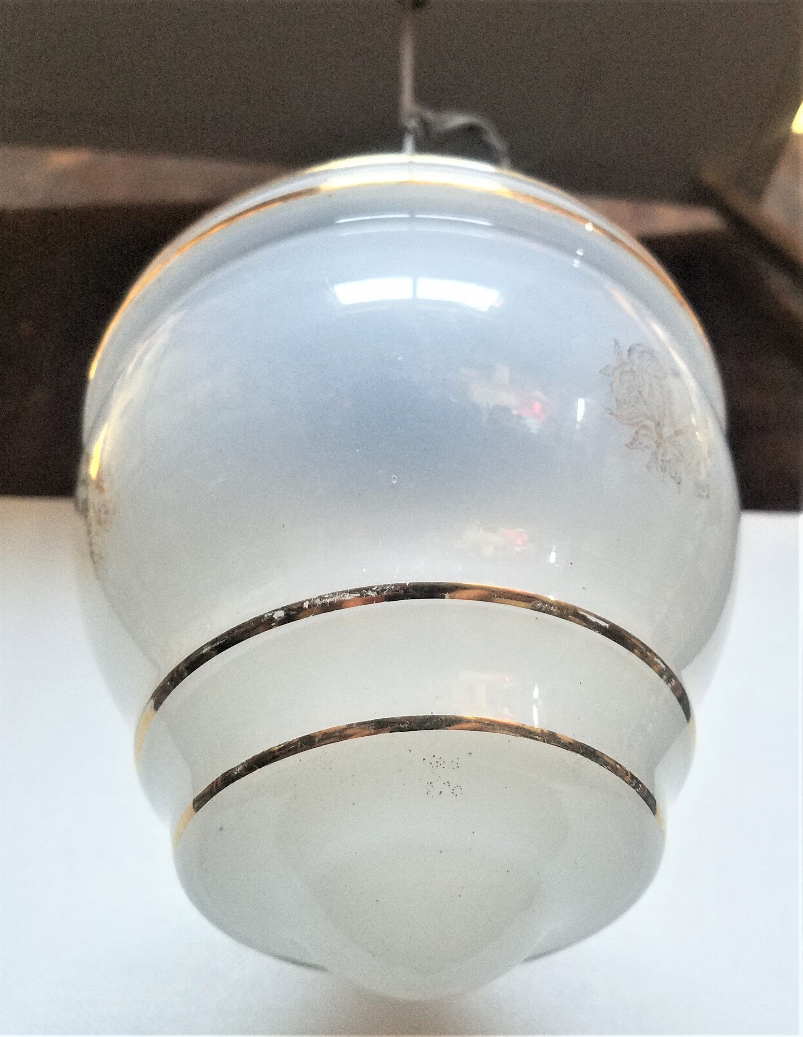Slightly iridescent glass suspension