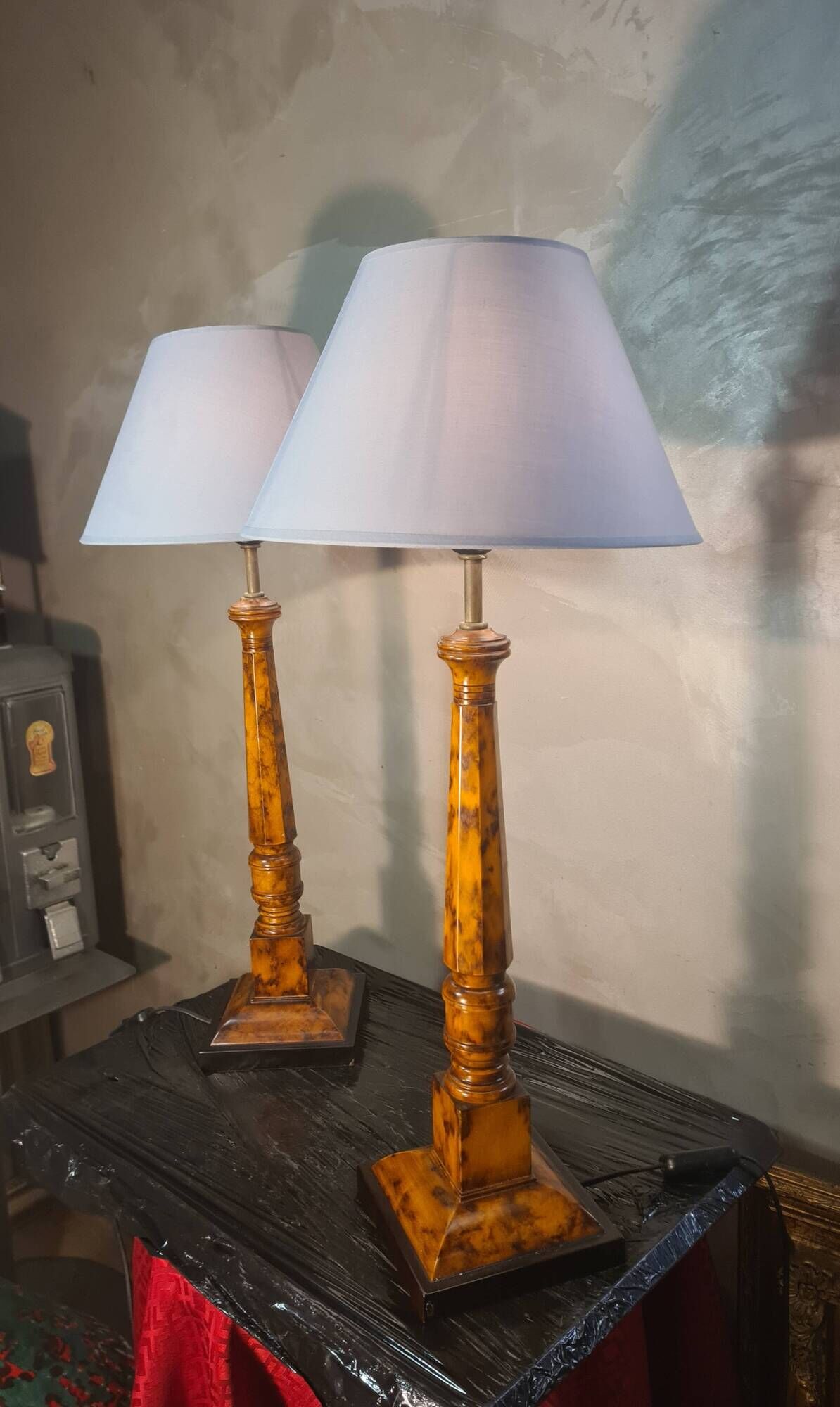 Pair of lamps in Bakelite wood style, 68x30, new lampshade, electrical working, very elegant.
