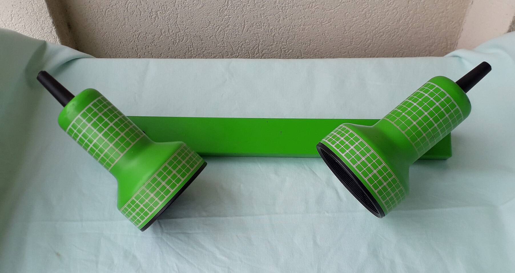 Green wall light with 2 adjustable spotlights