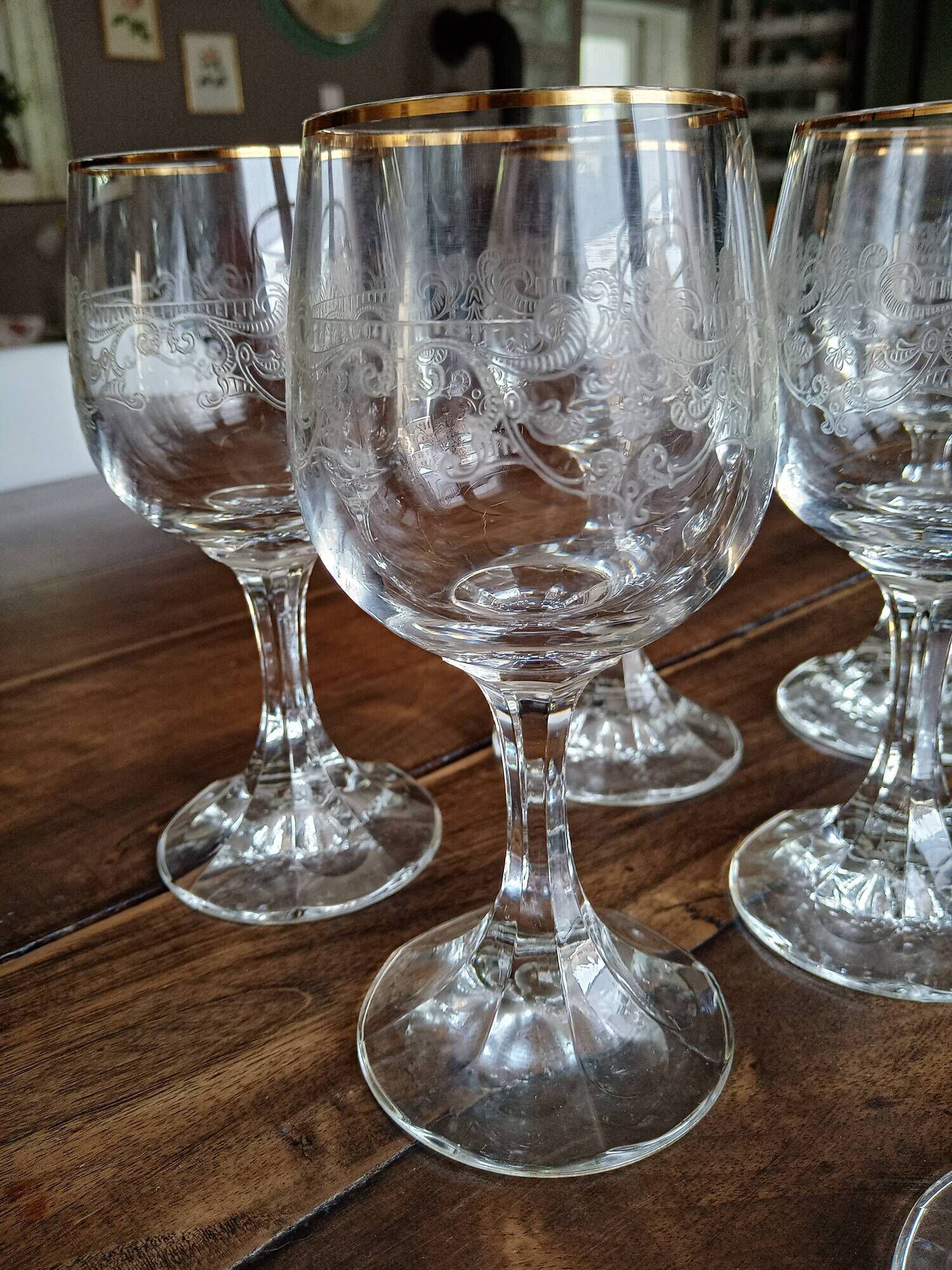 Set of 6 ancient white wine glasses in engraved crystal and gold border