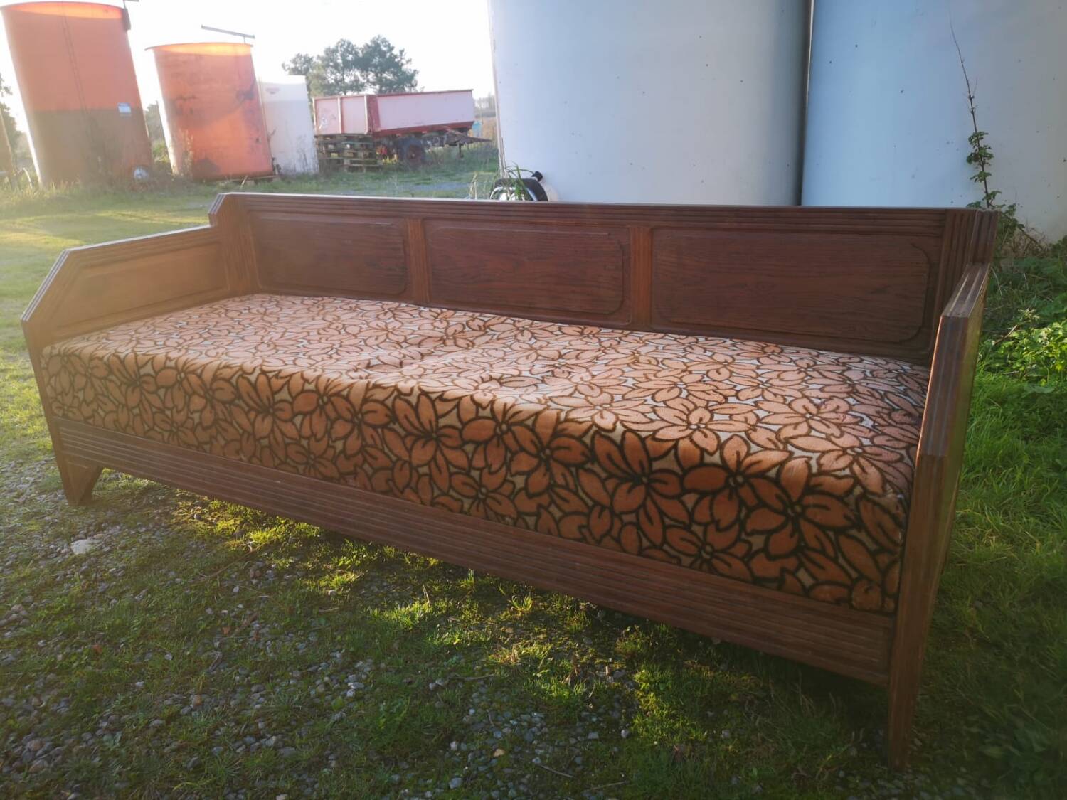 Art Deco banquette in its original condition.